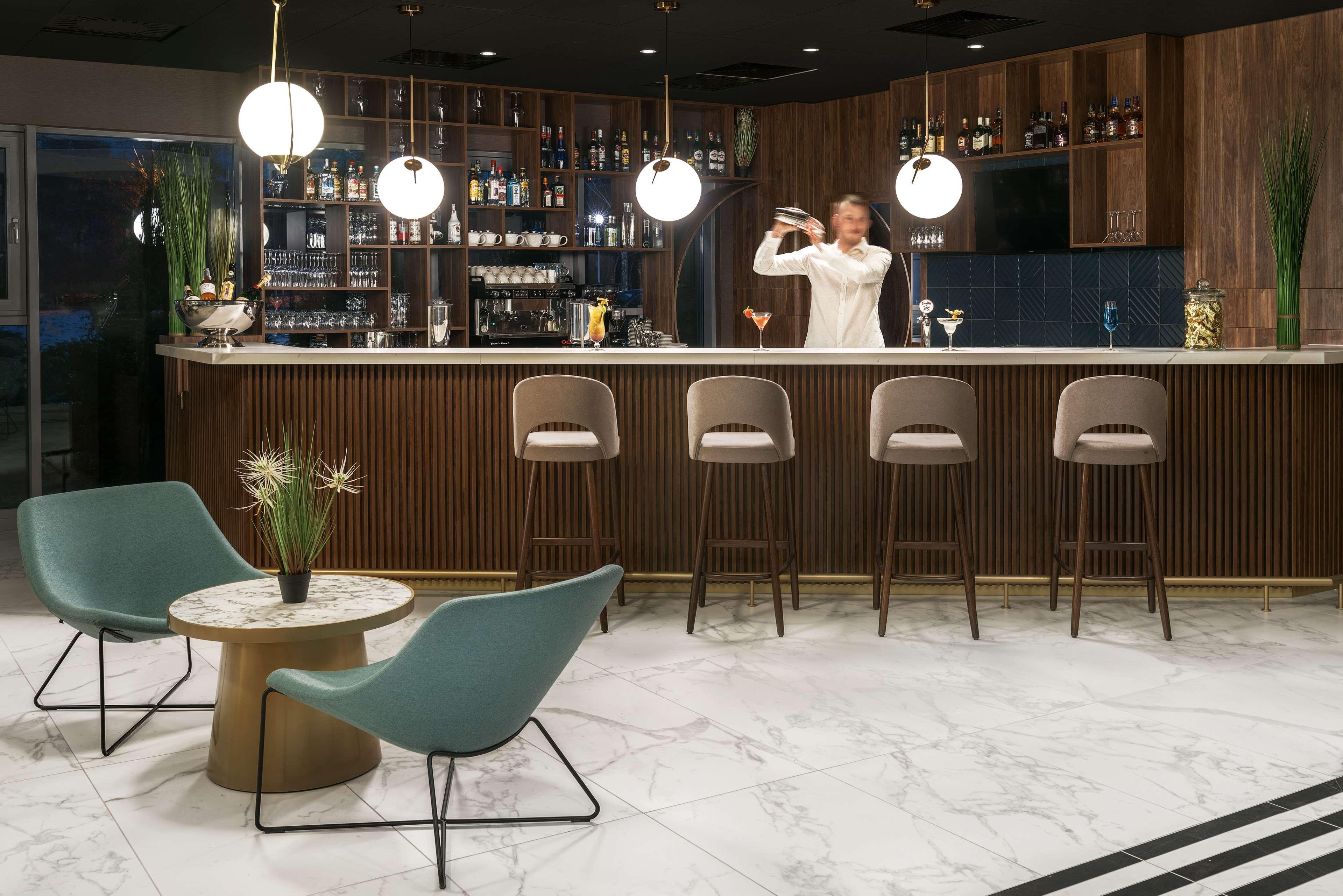 Bar/Salón Metropolo by Golden Tulip