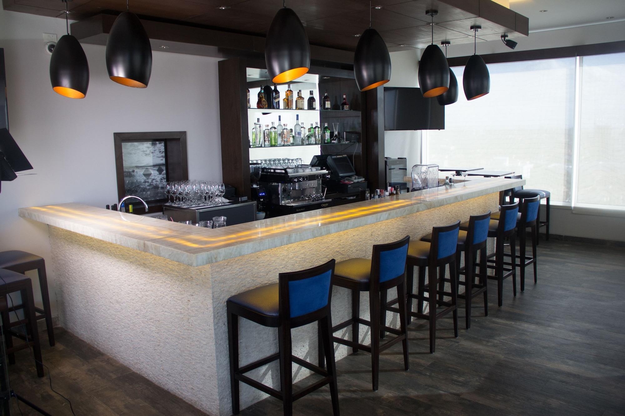 Bar/Salón Hampton by Hilton Santa Cruz/Equipetrol, Bolivia
