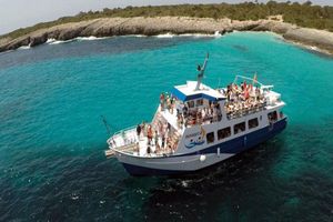Actividad - Paseo en barco por el sur de la isla con almuerzo desde Ciudadella