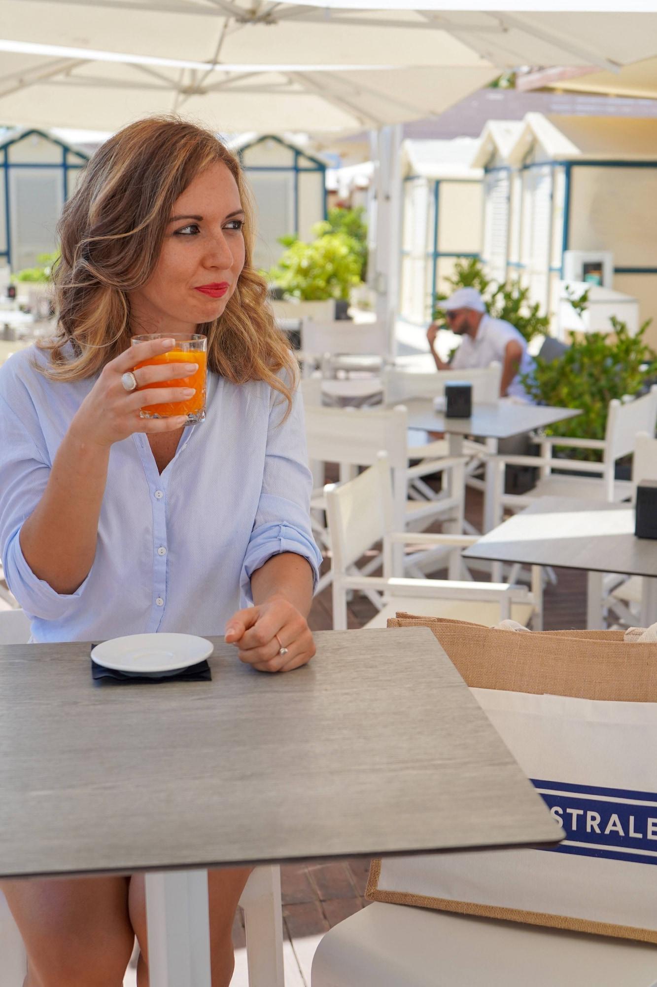 Bar/Salón Hotel Mon Cheri