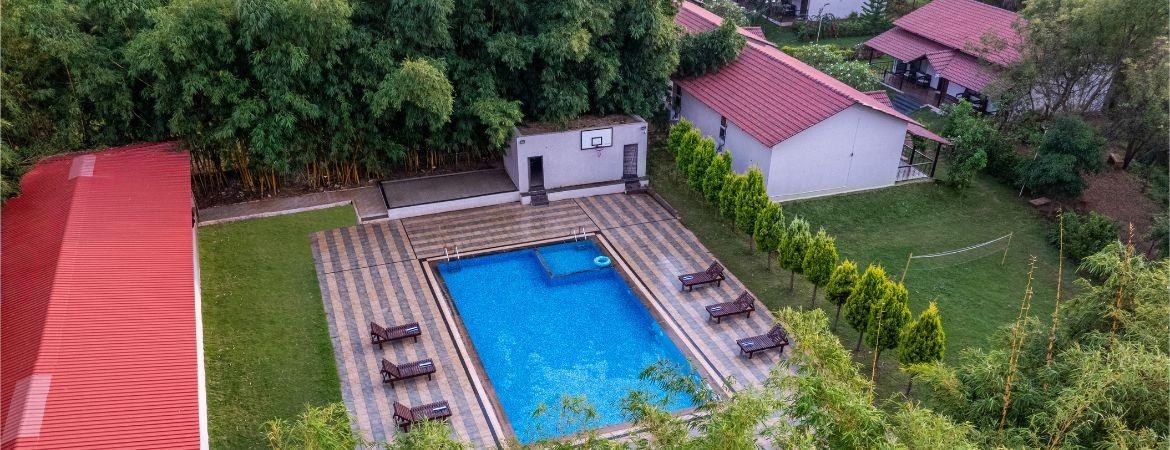 Vista Piscina Sterling Banashree Badami