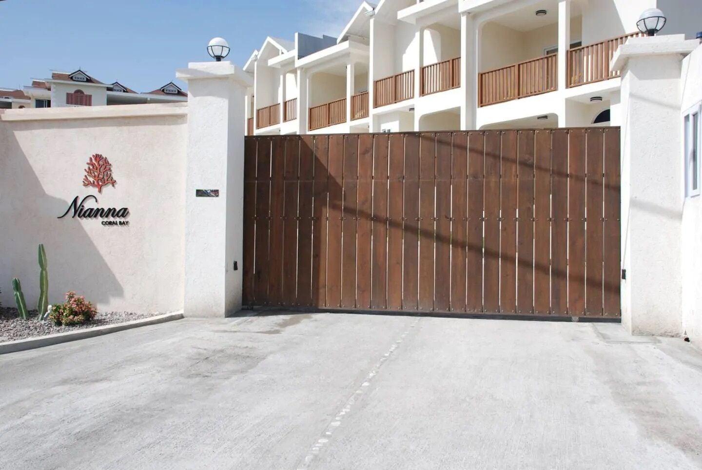Vista Exterior Nianna Coral Bay Gorgeous Townhouse 2