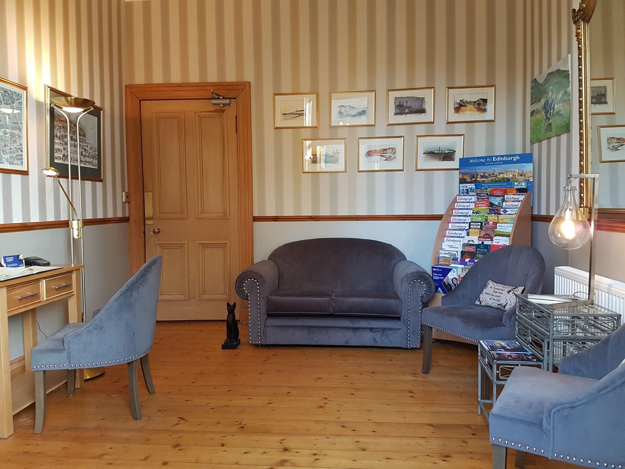 Vista Lobby Lauderville Guest House