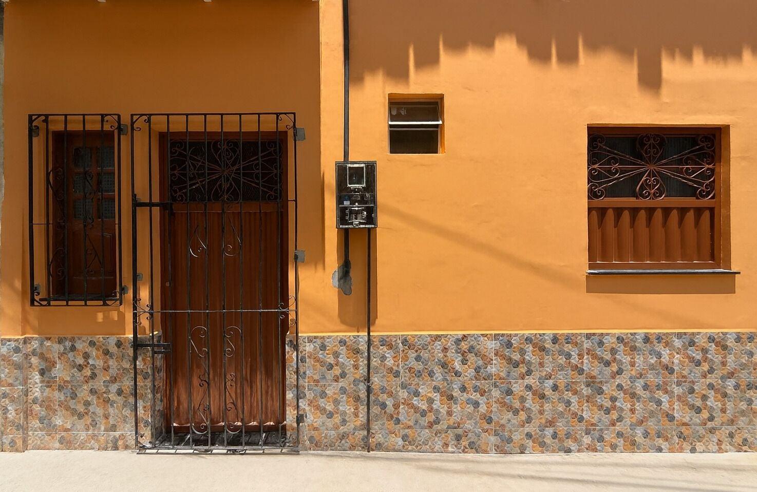 Vista Exterior Casa Laranja com Split e Wi-Fi 700 MB