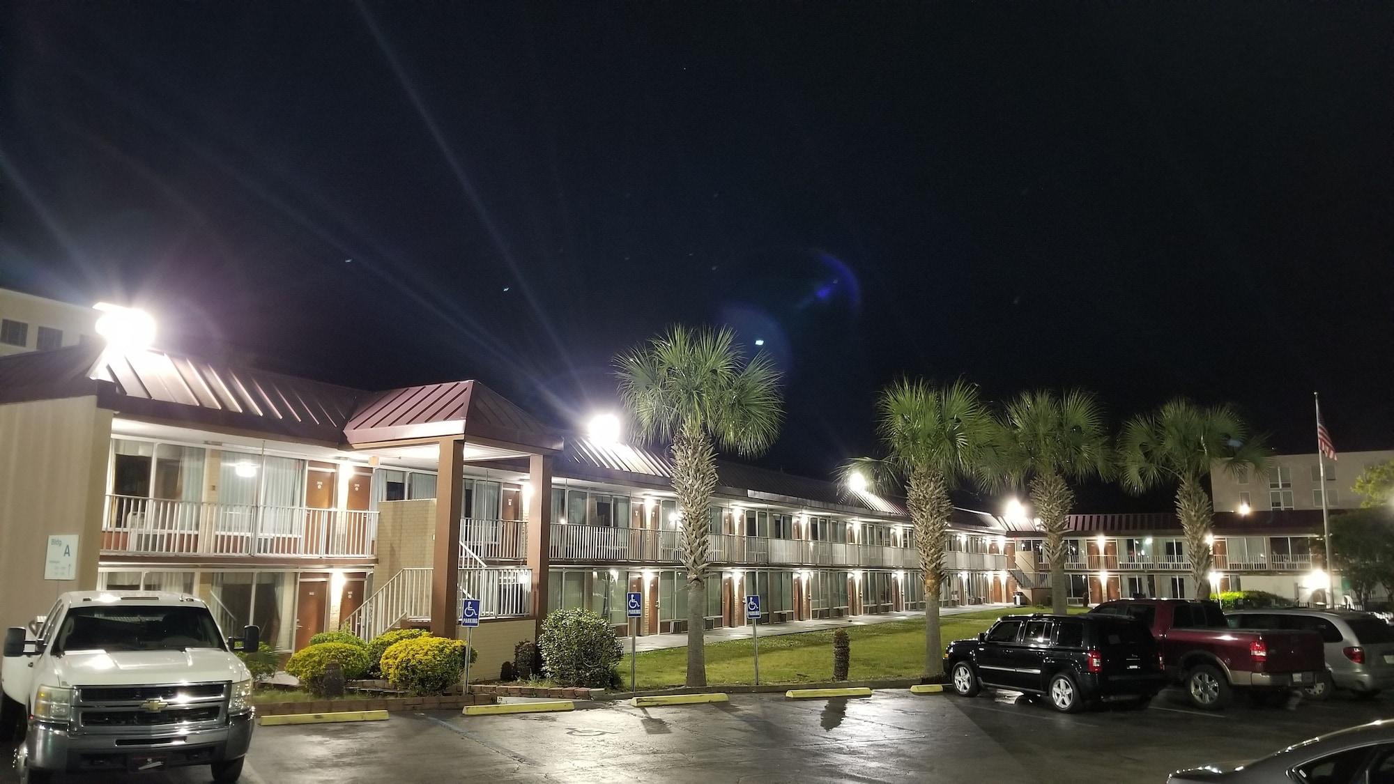 Vista Exterior Days Inn & Suites by Wyndham Charleston Airport West