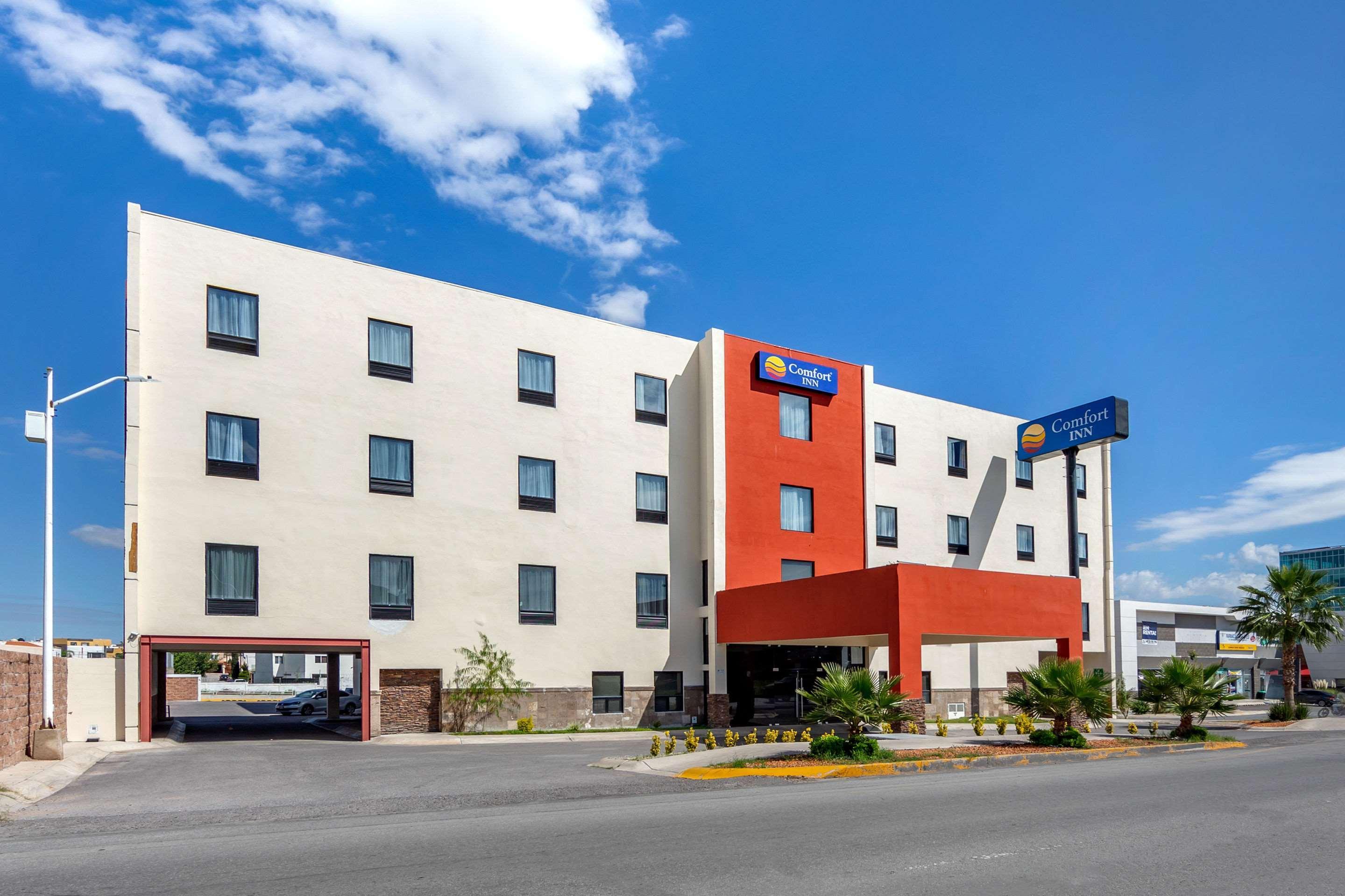 Vista Exterior Comfort Inn Chihuahua