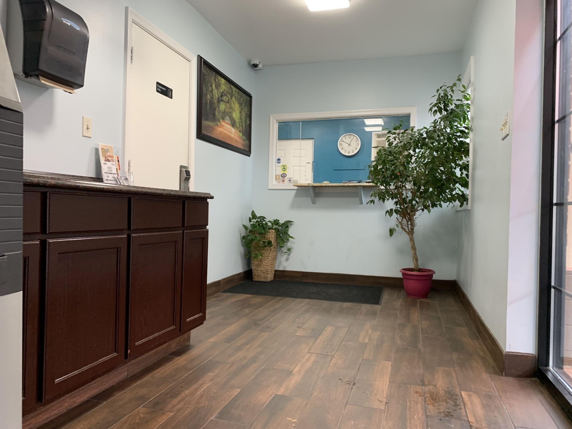 Vista Lobby Red Carpet Inn