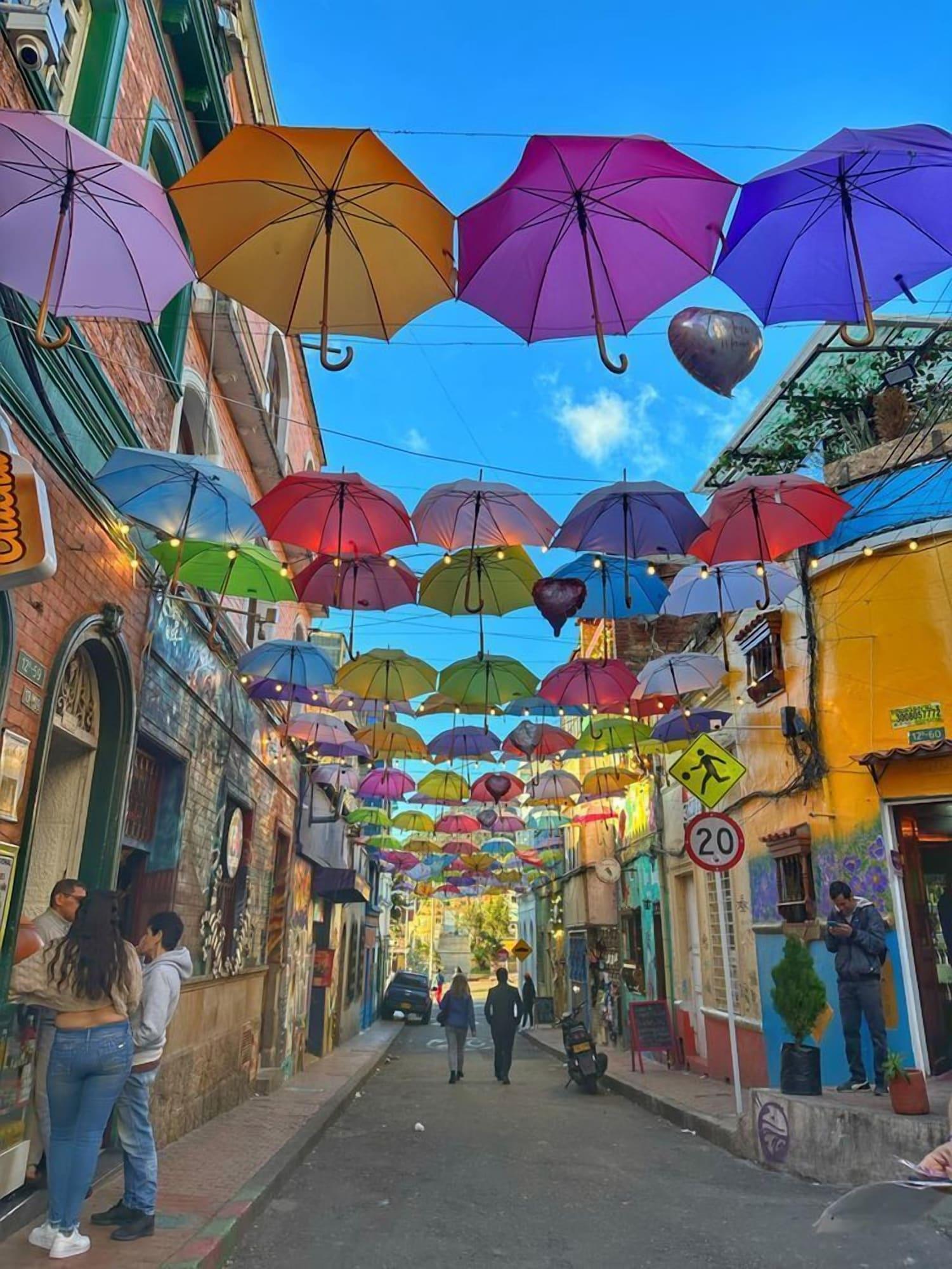 Varios AQUI ME QUEDO here I stay