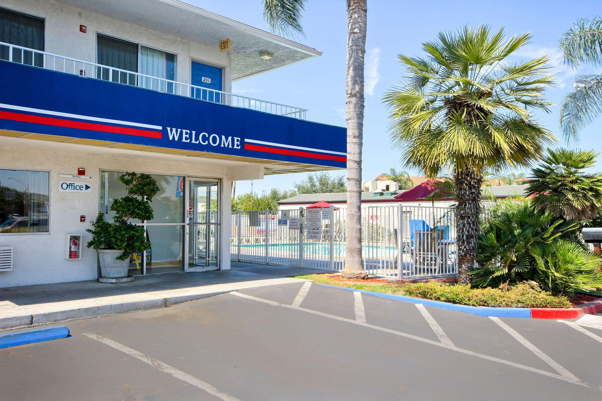 Vista Exterior Motel 6 Tulare, CA