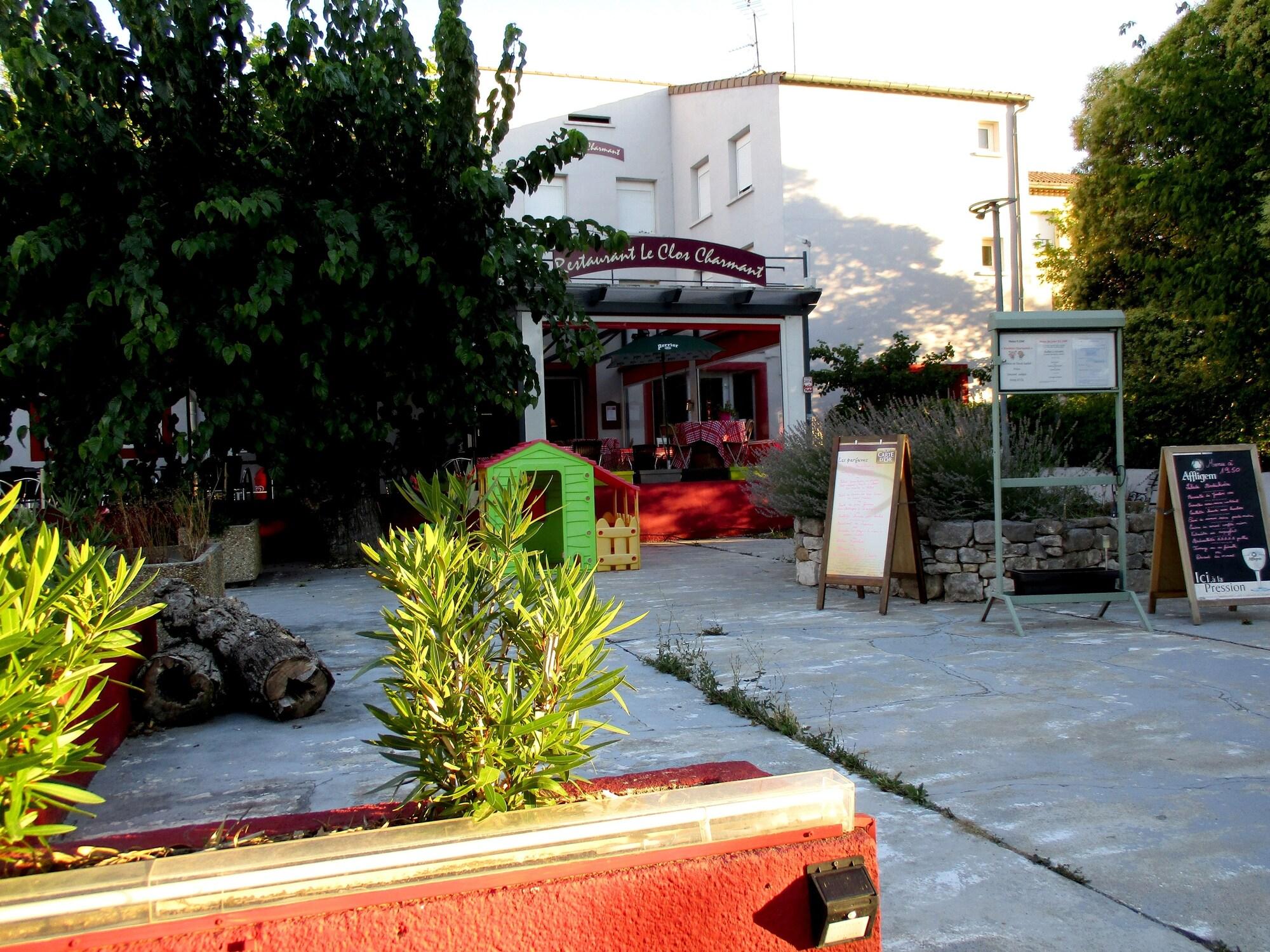 Vista Exterior Le Clos Charmant