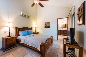 Alquiler Vacacional - 5 Minute Walk to The Beach! Nestled in Nature Vacation Villa