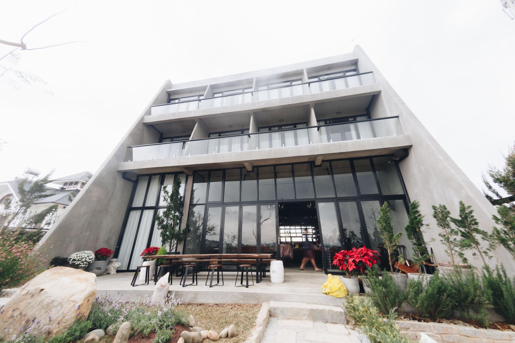 Varios The Dalat Shelter