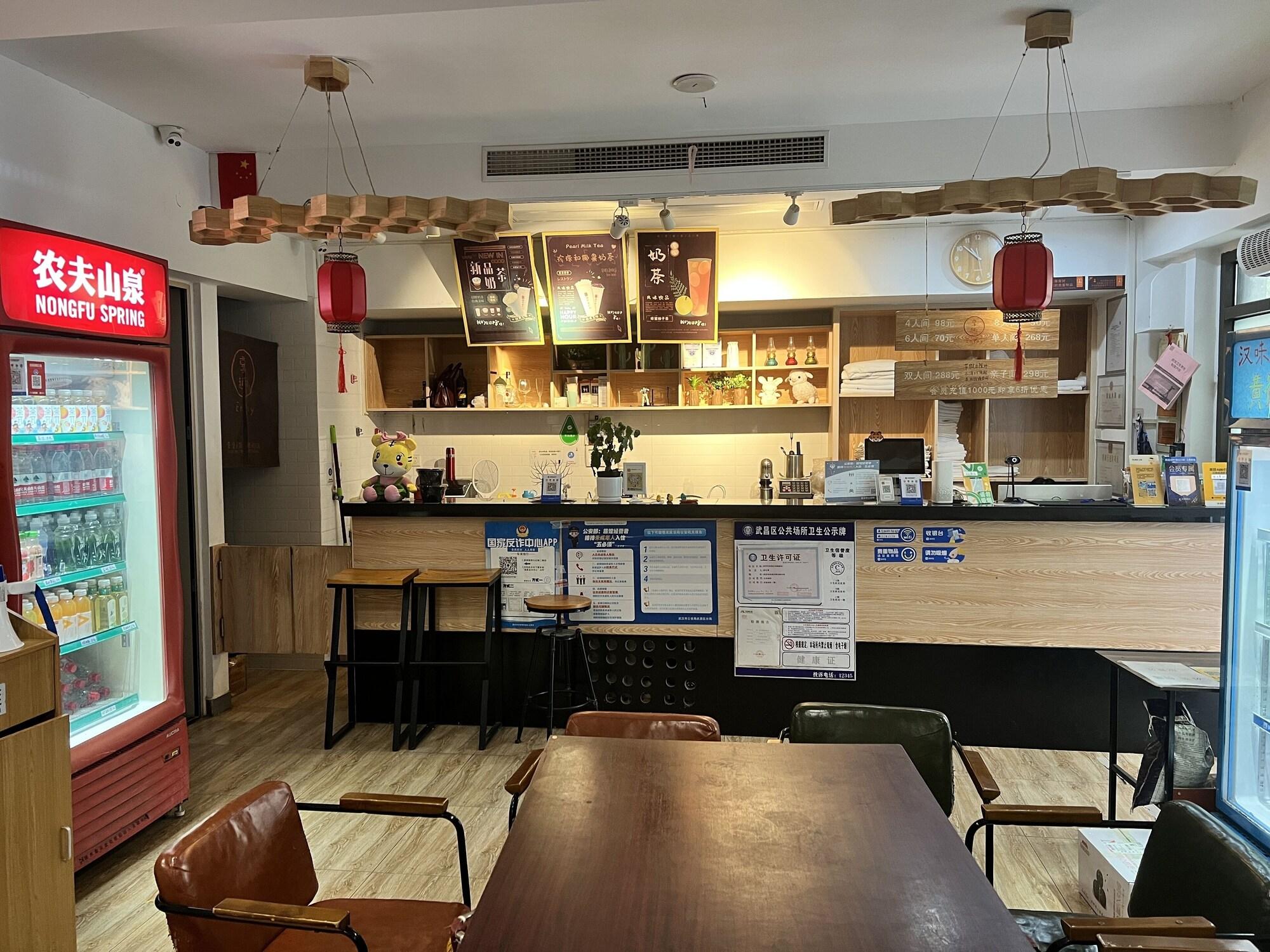 Bar/Salón enjoy youth hotel