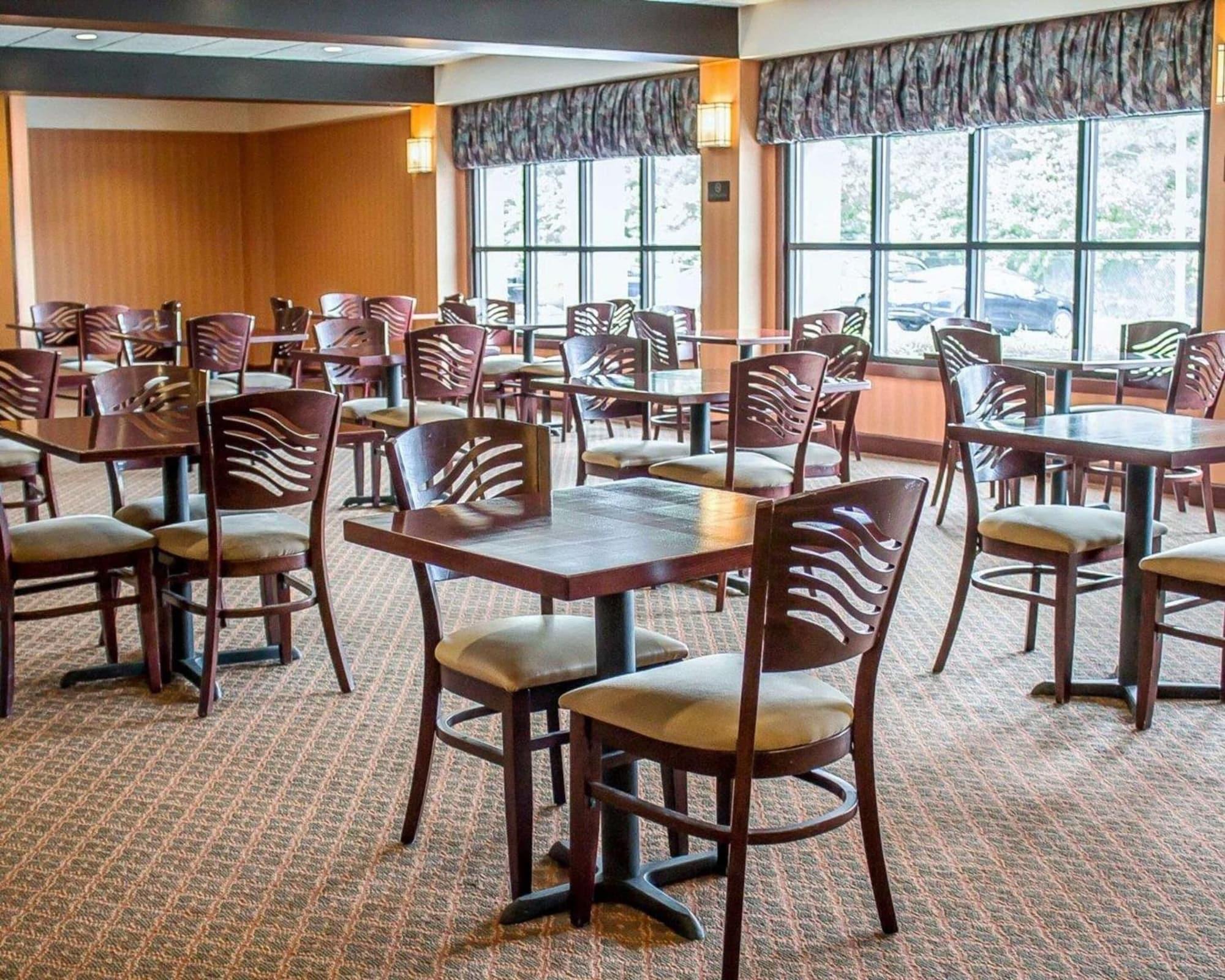 Restaurant Norwood Inn & Suites North Conference Center