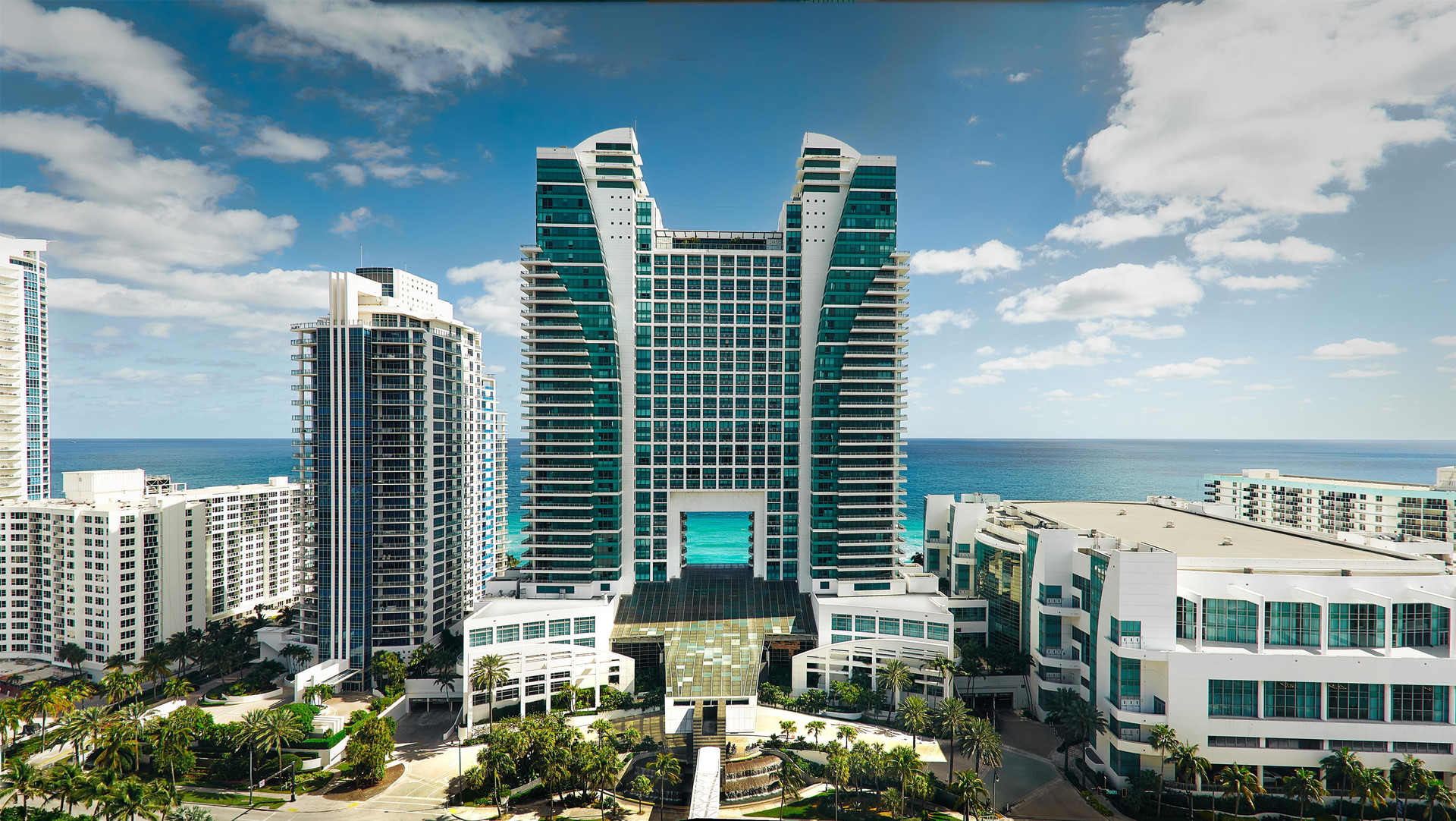 Vista Exterior Signia by Hilton Diplomat Beach Resort