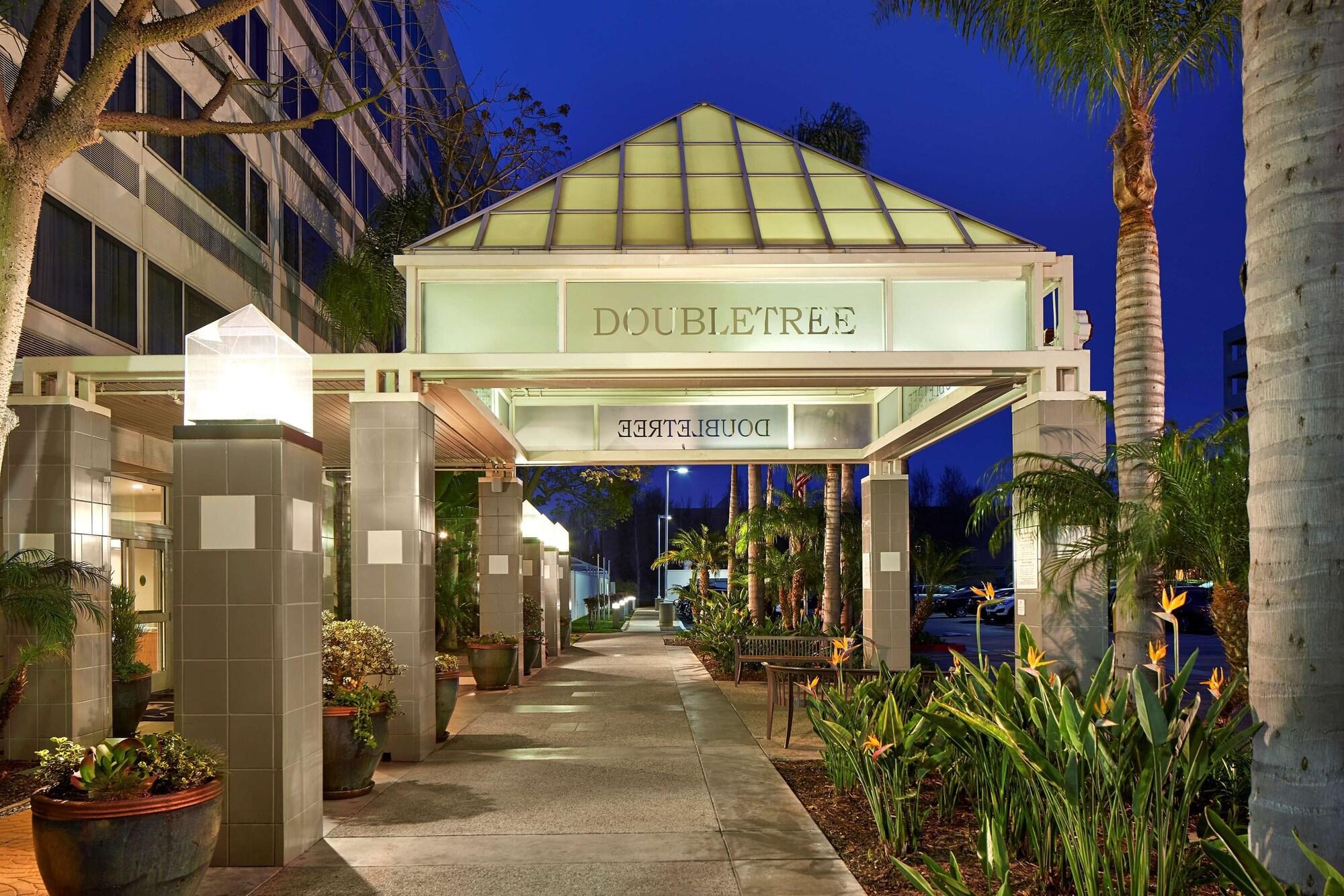 Vista Exterior DoubleTree by Hilton LAX - El Segundo