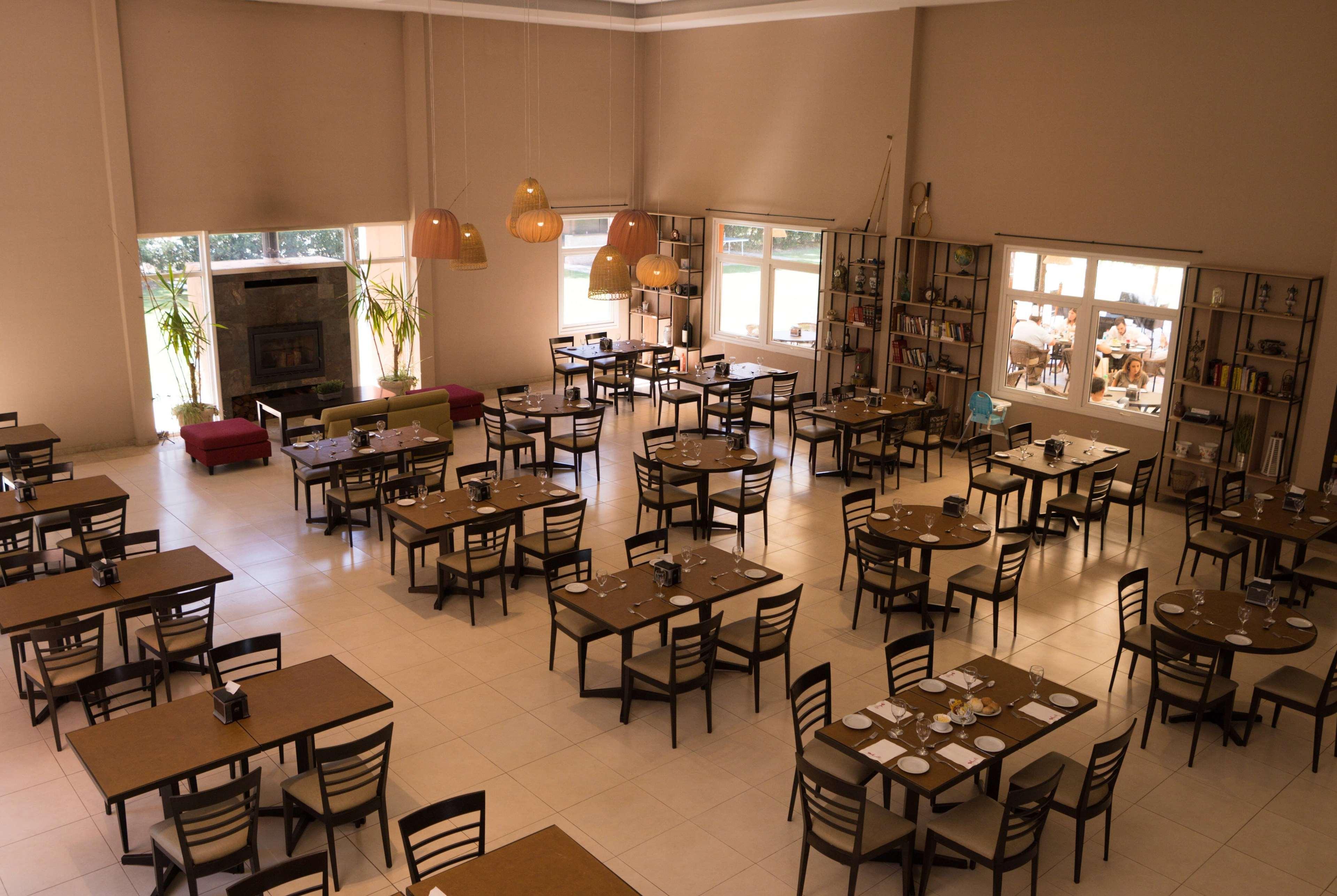 Restaurant Howard Johnson By Wyndham Funes