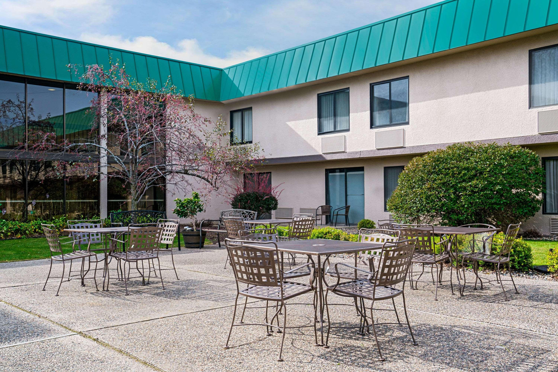 Vista Exterior Ramada Hotel & Conference Center by Wyndham Plymouth