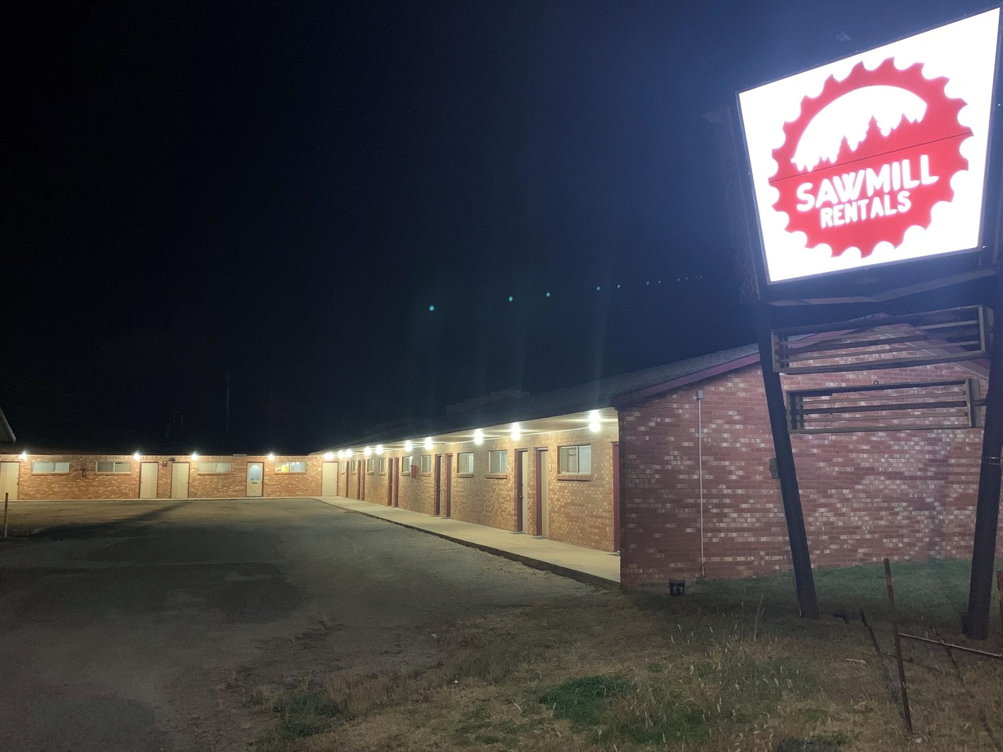 Varios Sawmill Lodges Motel