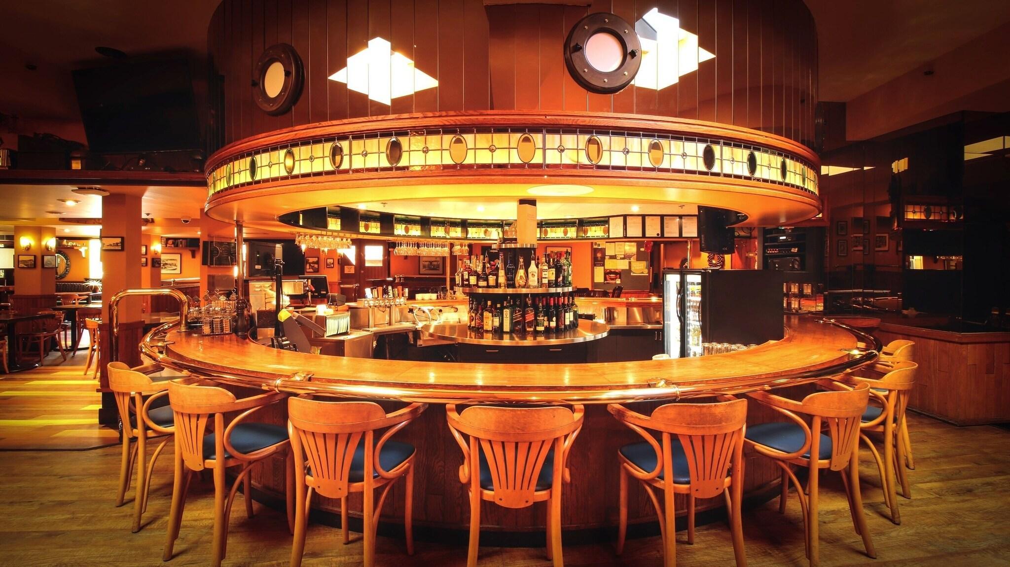 Bar/Salón James Bay Inn Hotel & Suites