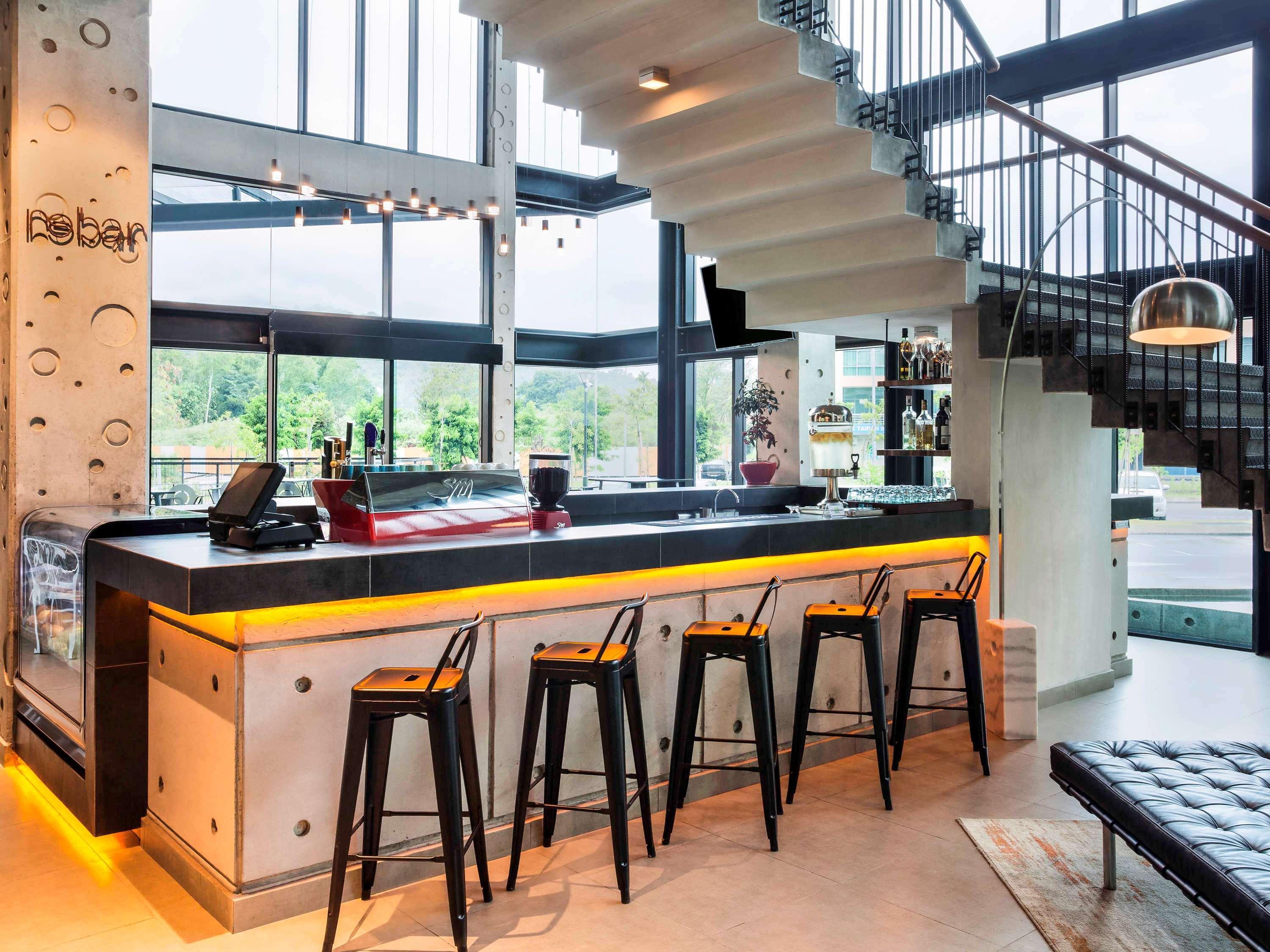 Bar/Salón Ibis Styles Kota Kinabalu Inanam Hotel