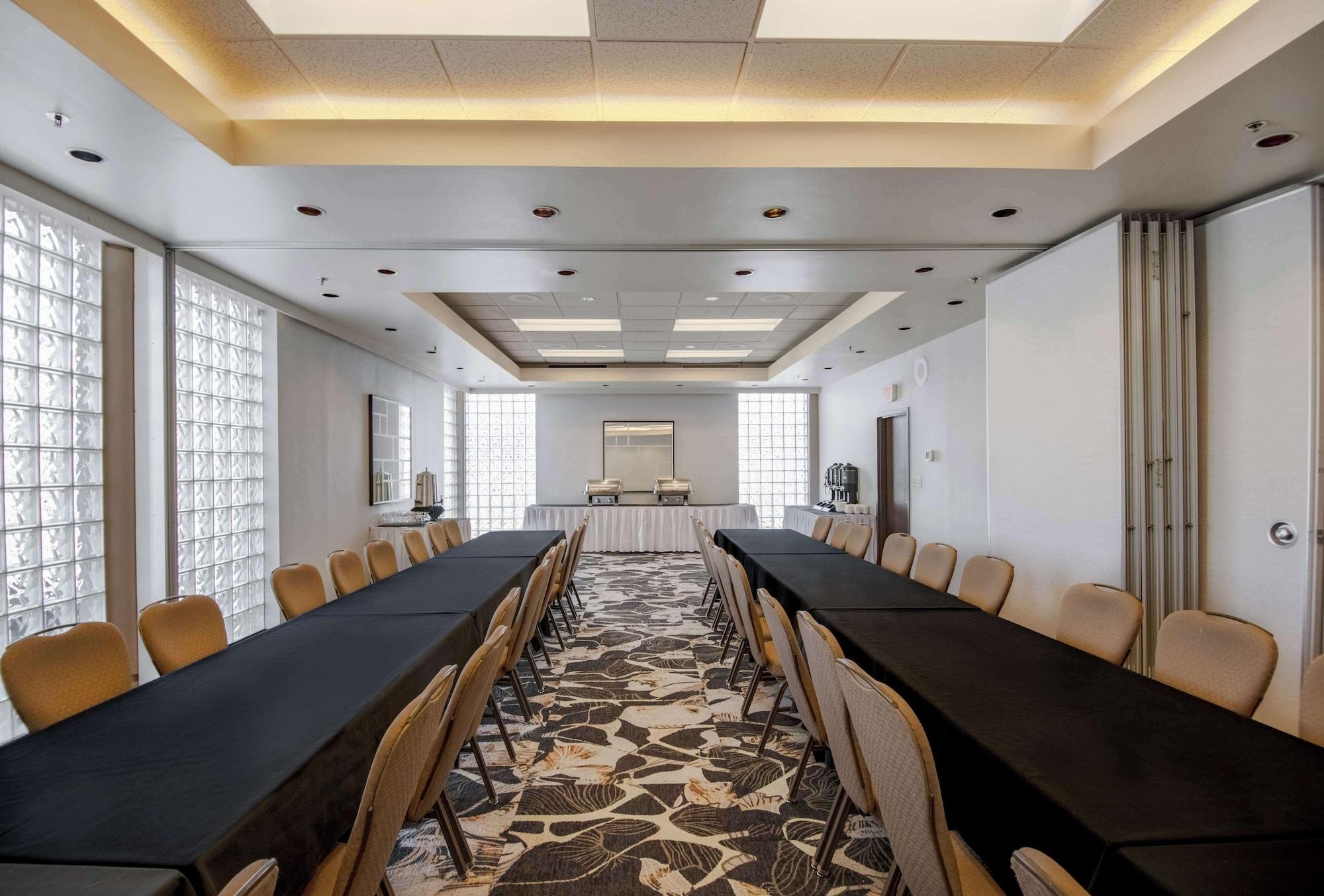 Habitación Coast Chilliwack Hotel by APA