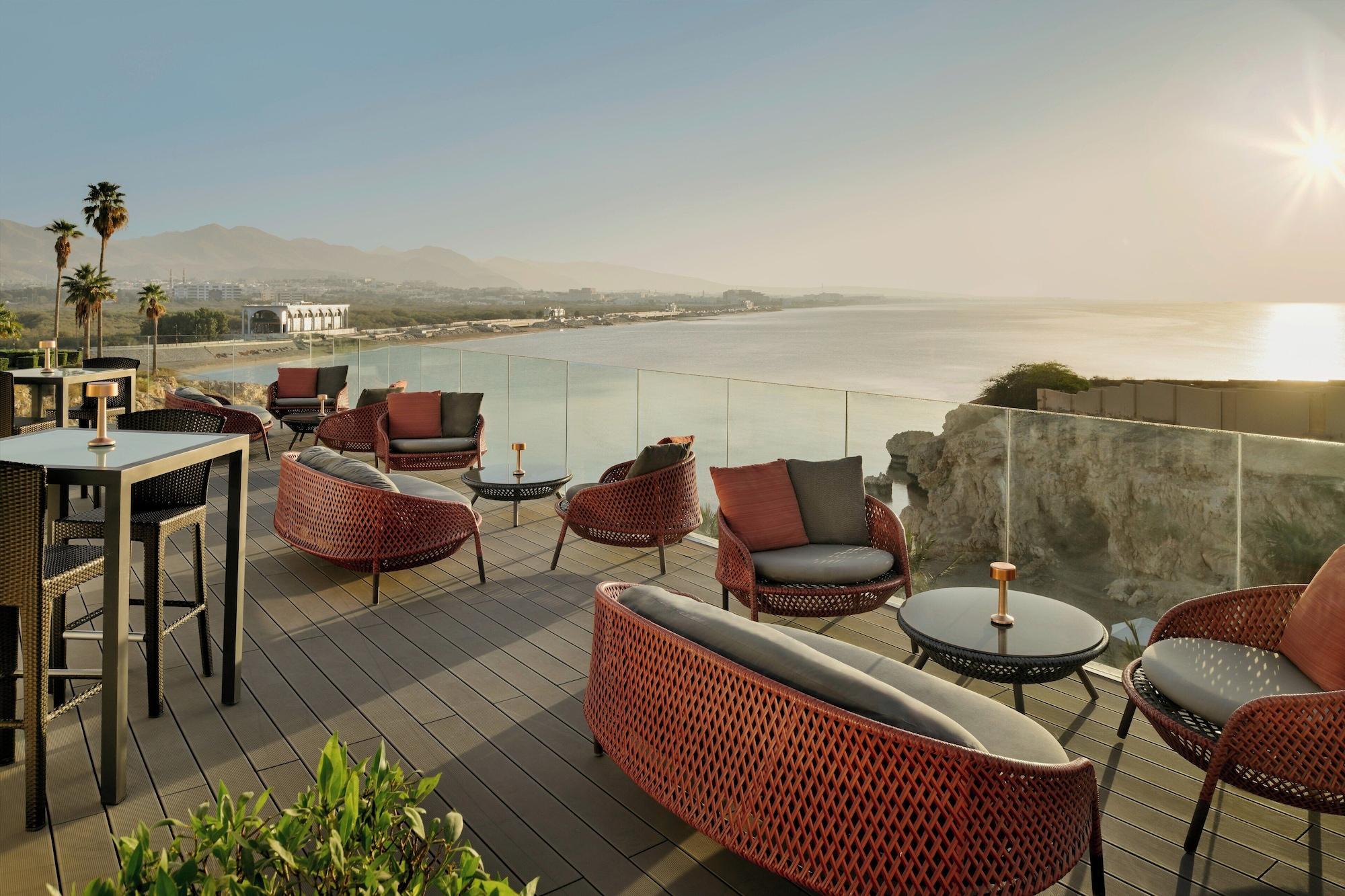 Restaurant Crowne Plaza Muscat by IHG