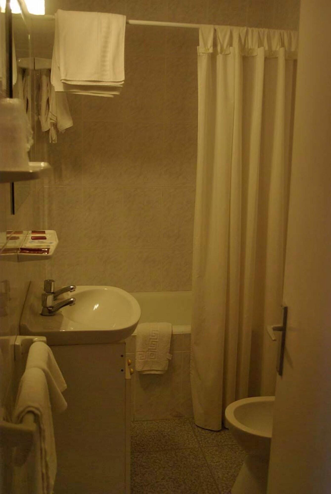 Equipamiento de Habitación Hostal Sayola