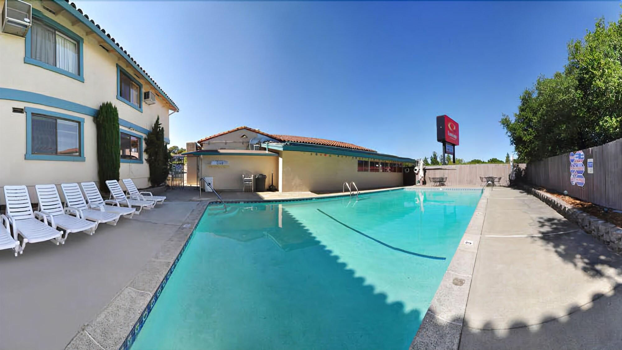 Vista Piscina Marinwood Inn & Suites
