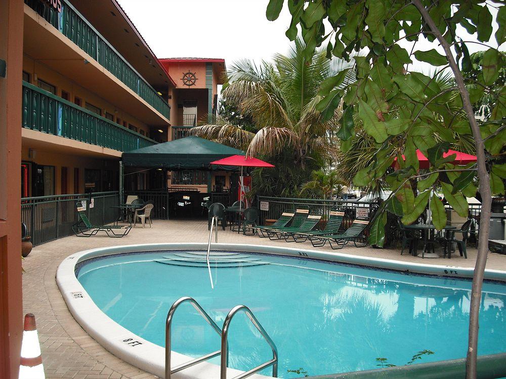 Pool view Fort Lauderdale Beach Resort Hotel & Suites