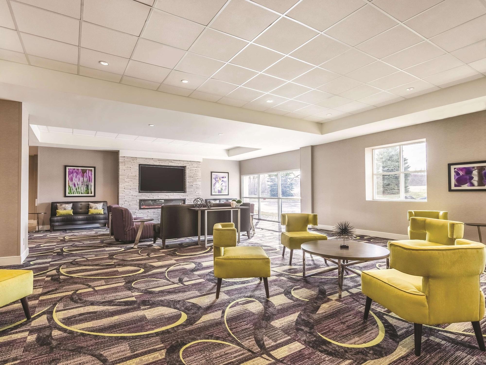 Vista Lobby La Quinta Inn & Suites by Wyndham Cincinnati Sharonville