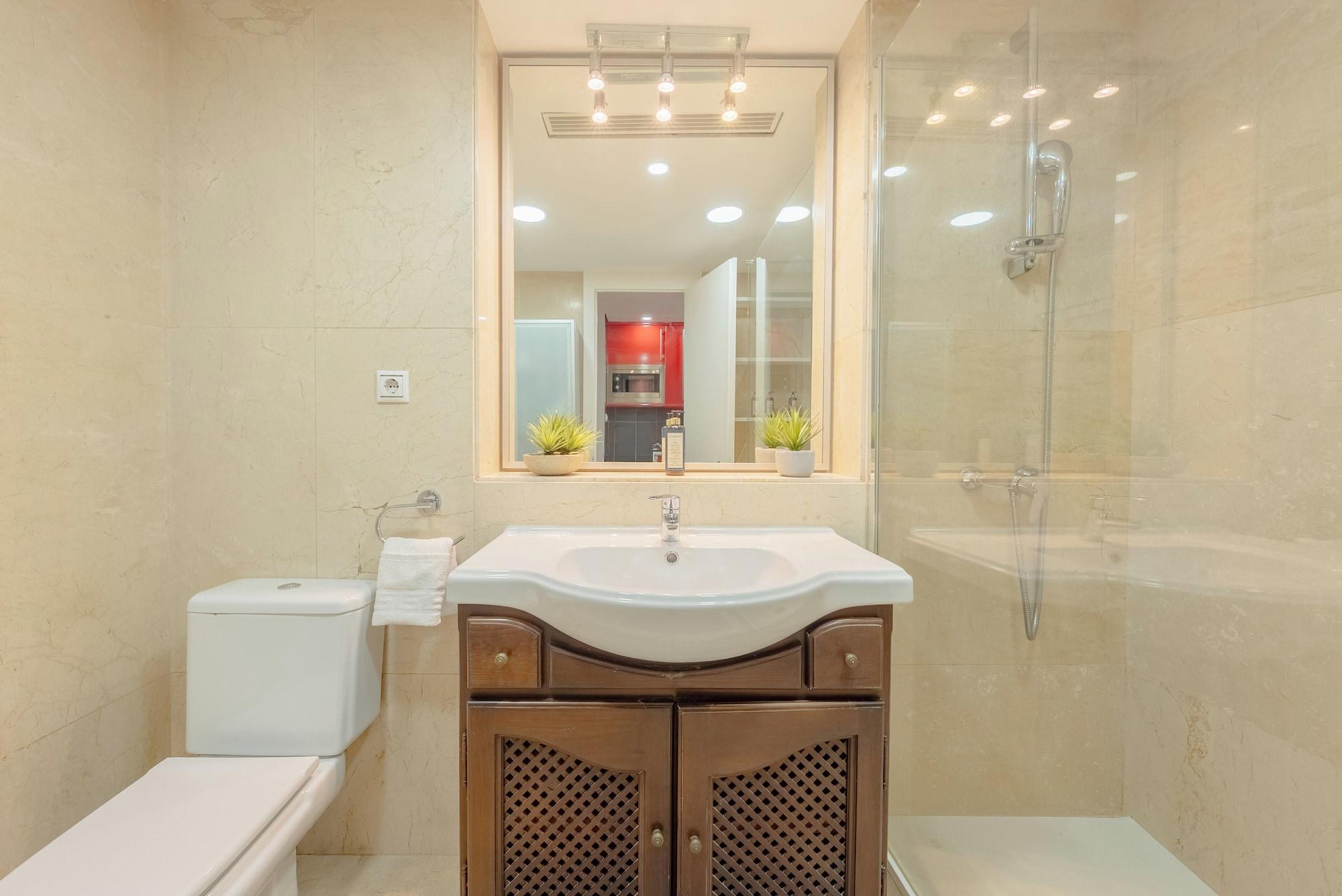 Equipamiento de Habitación Smartroom Madrid by Arco