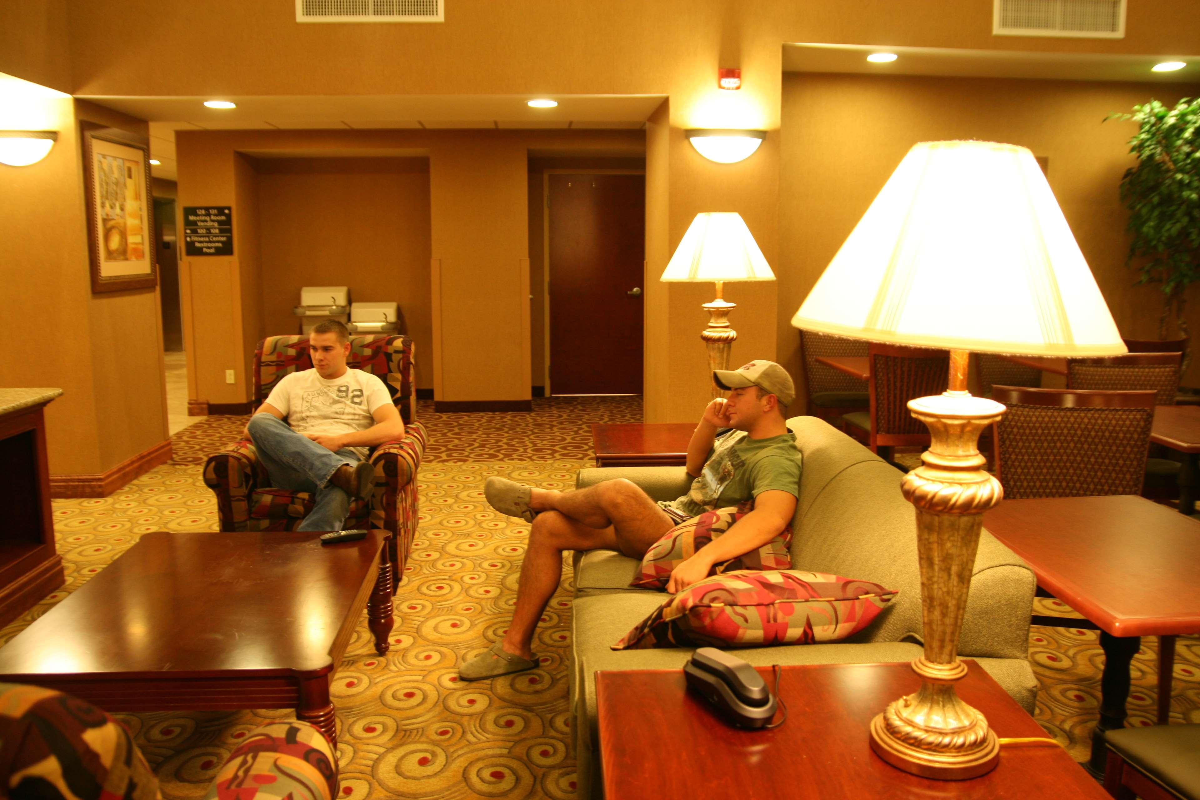 Vista Lobby Hampton Inn & Suites Madisonville
