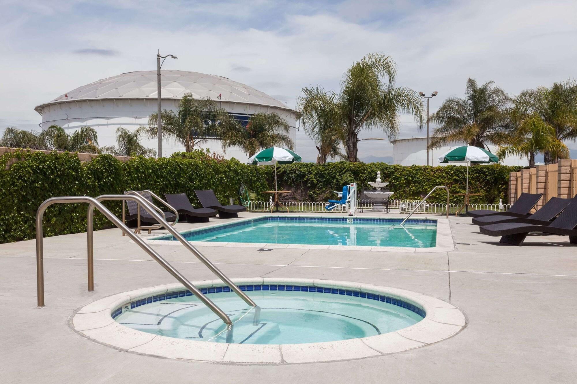Vista Piscina Days Inn & Suites by Wyndham South Gate