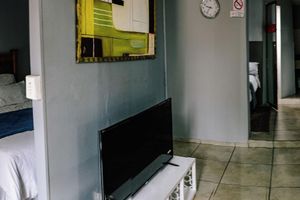 Alquiler Vacacional - 1.5-bedroom apartment in charming Germiston with Wi-Fi
