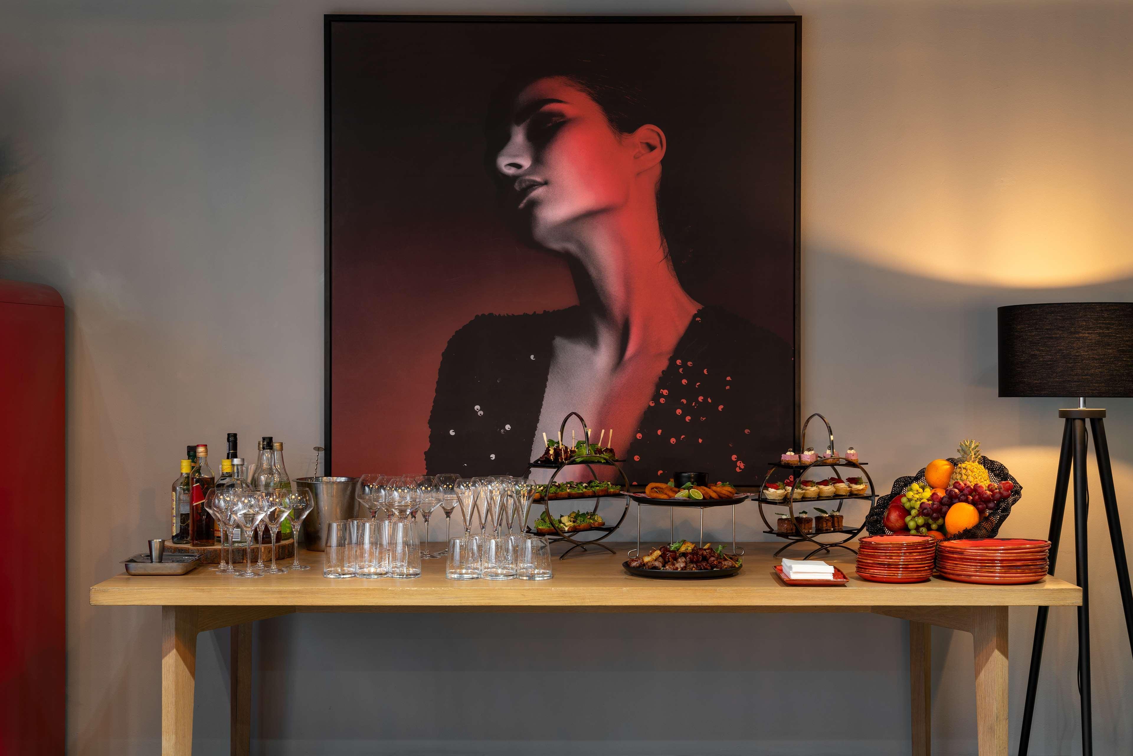 Bar/Salón Radisson RED Hotel, Johannesburg Rosebank