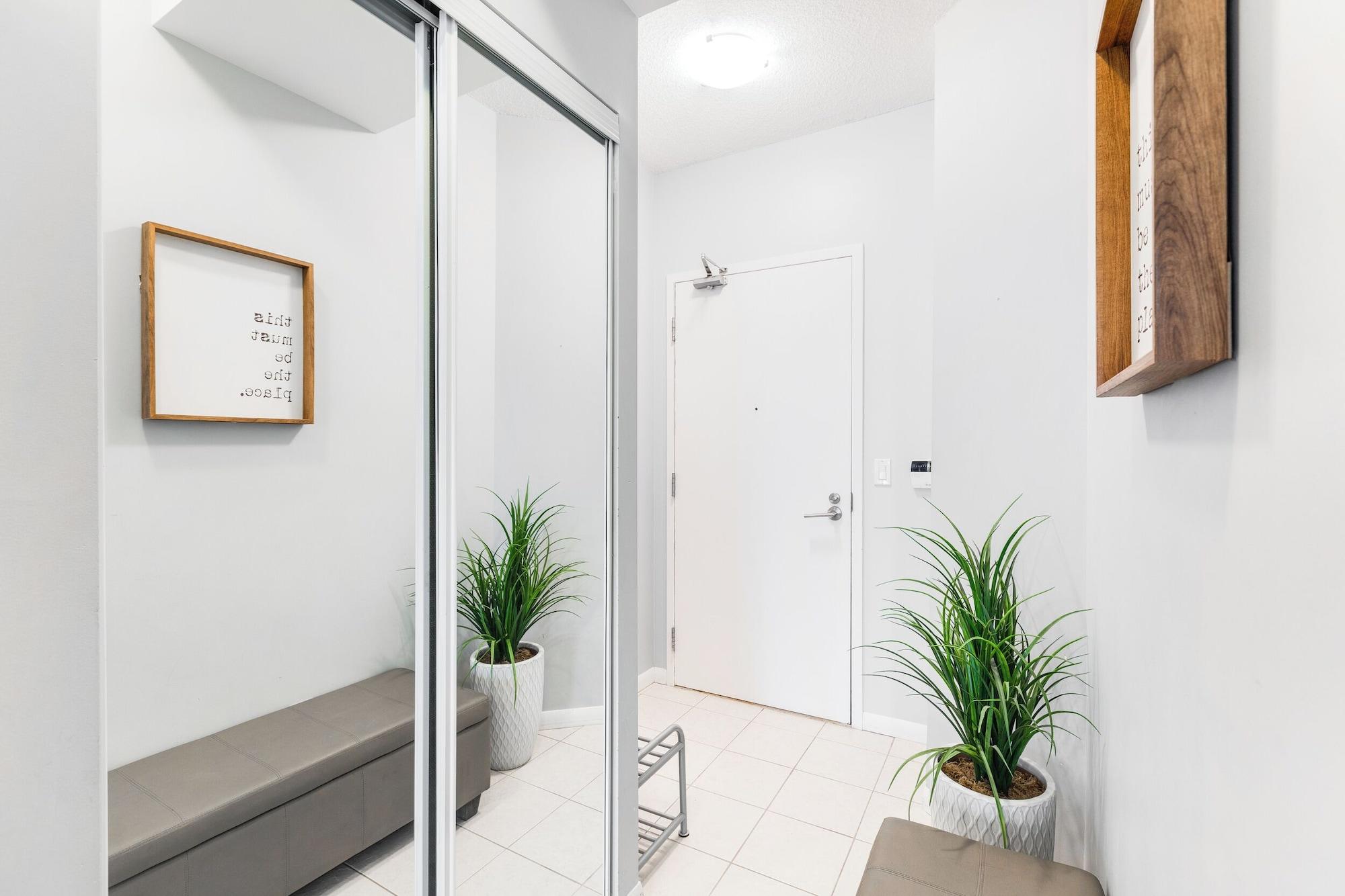 Vista Lobby AOC Suites - Luxury Condo - City View