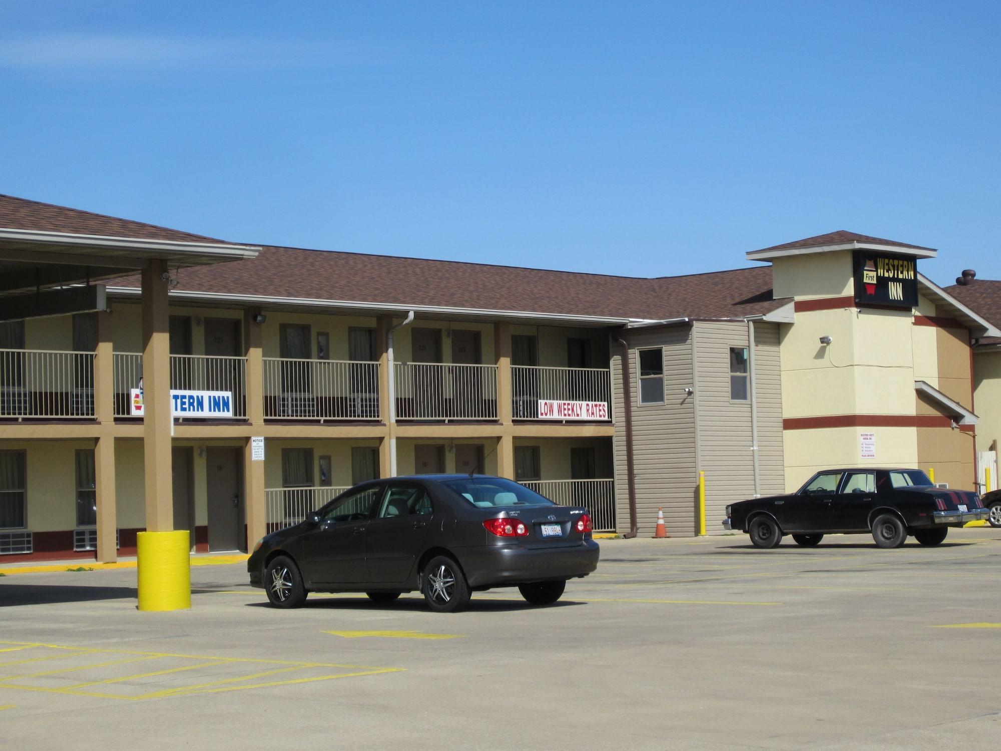 Vista Exterior First Western Inn