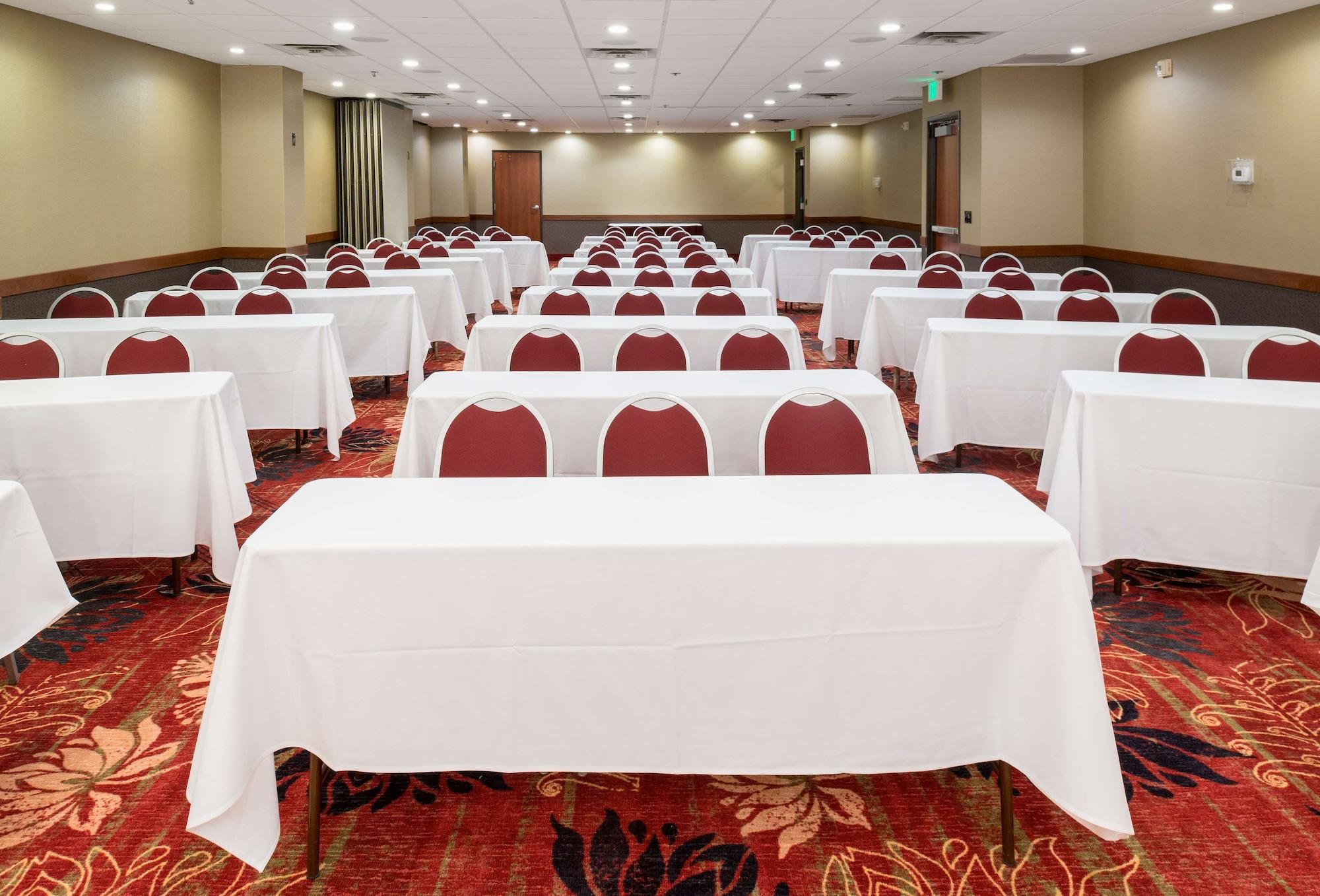 Sala de Reuniones Salt Lake Plaza Hotel SureStay Collection by Best Western
