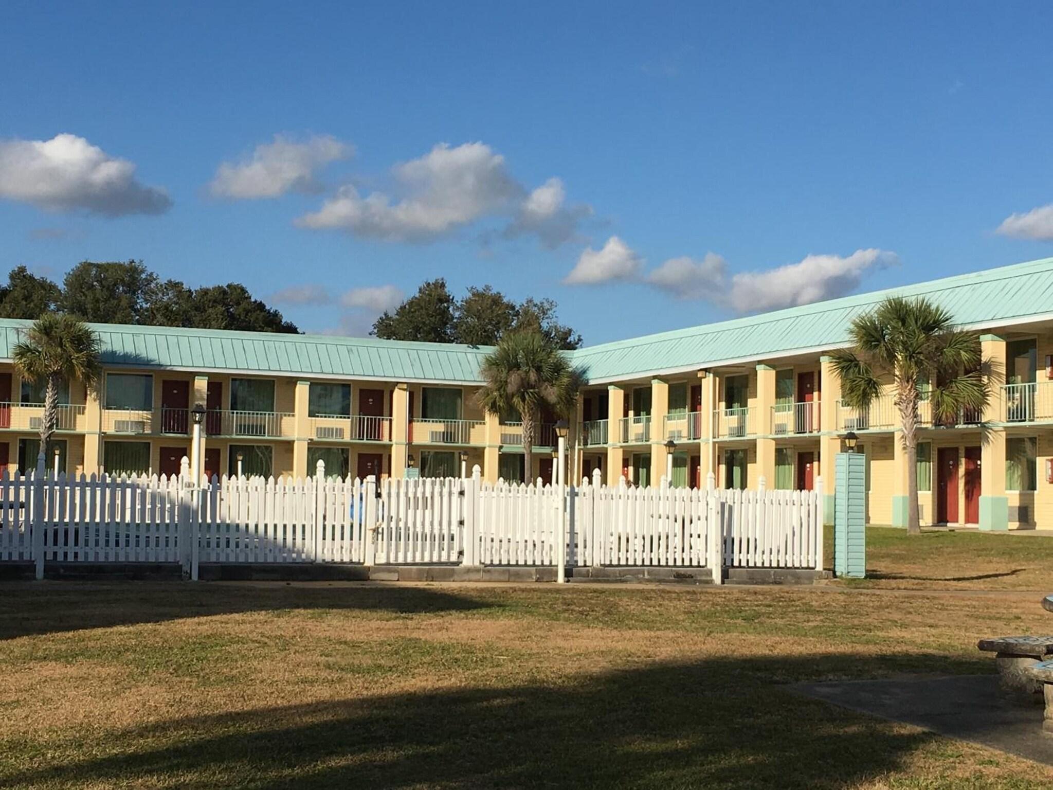 Vista Exterior Garden Inn & Suites