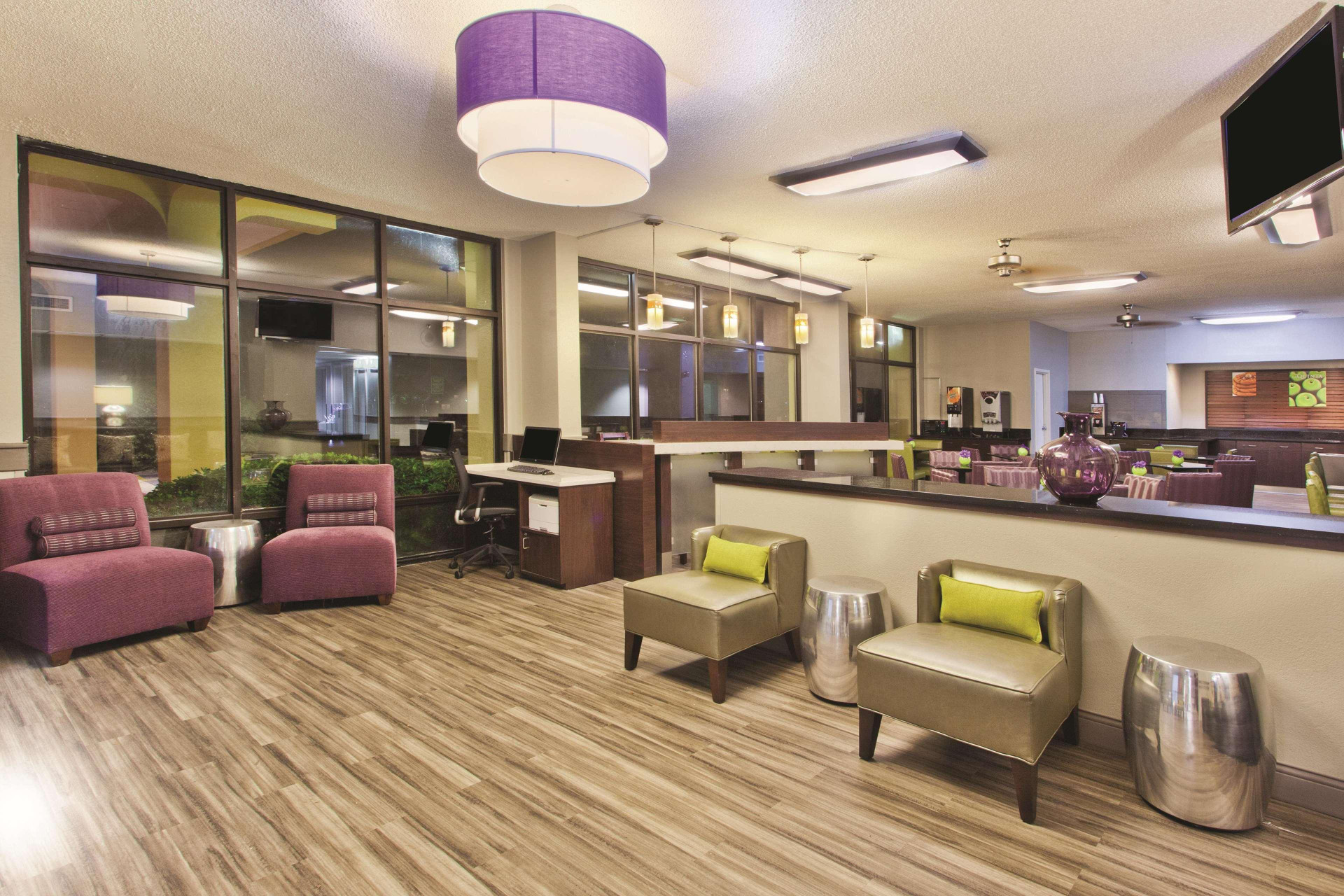 Vista Lobby La Quinta Inn & Suites by Wyndham Charleston Riverview