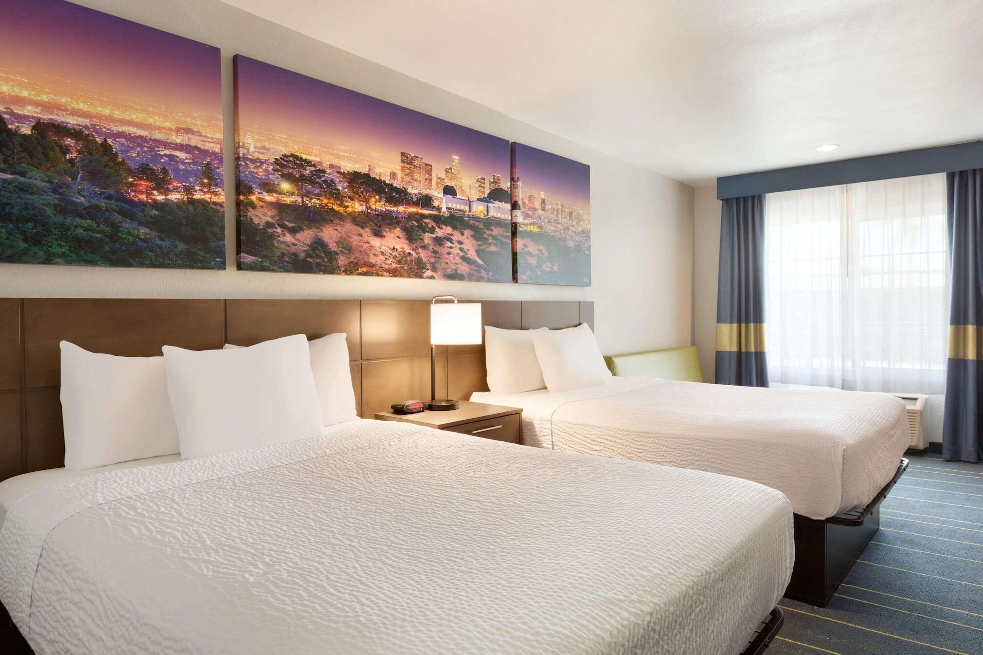Habitación Days Inn & Suites by Wyndham Anaheim At Disneyland Park