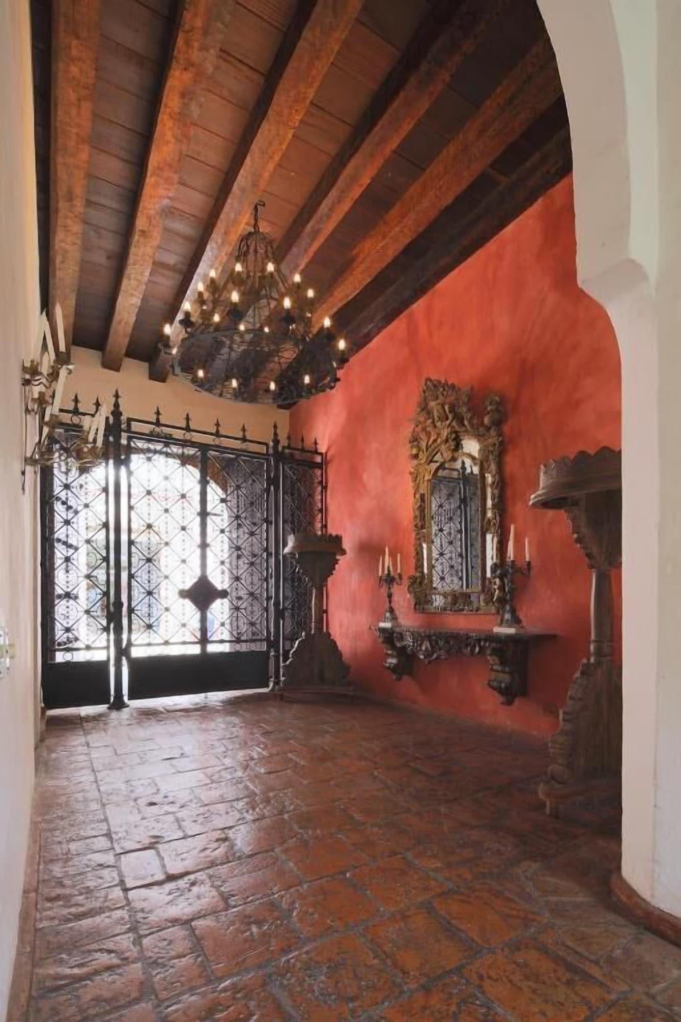 Vista Lobby Casa del Arzobispado Hotel