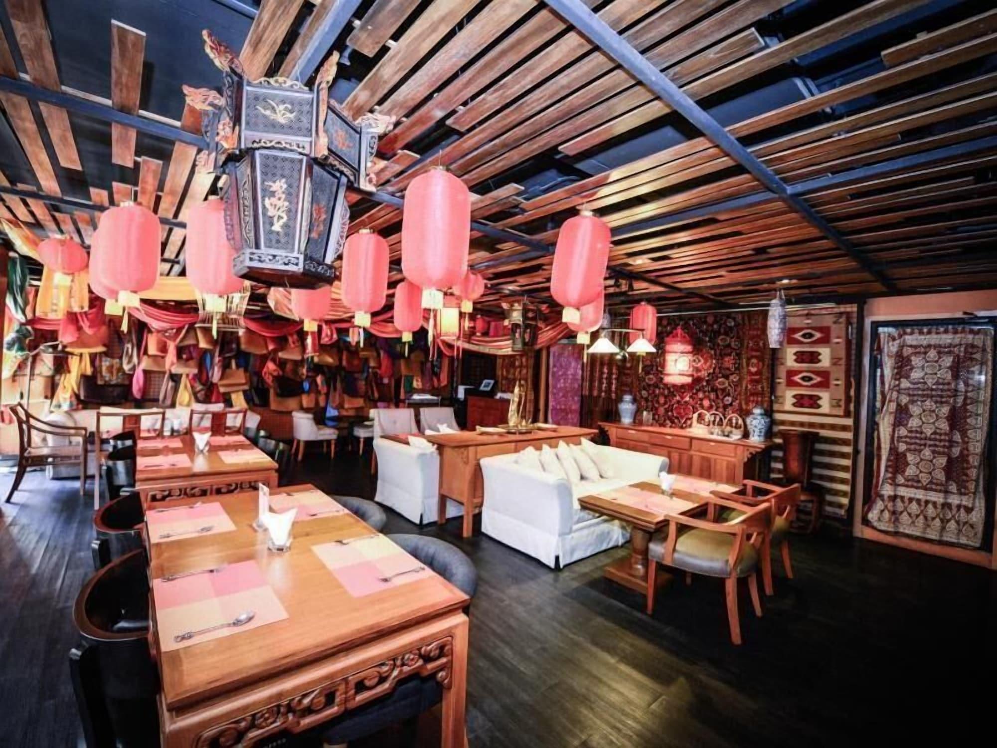 Restaurant Atlantis Condo and Water Park Pattaya by the Sea