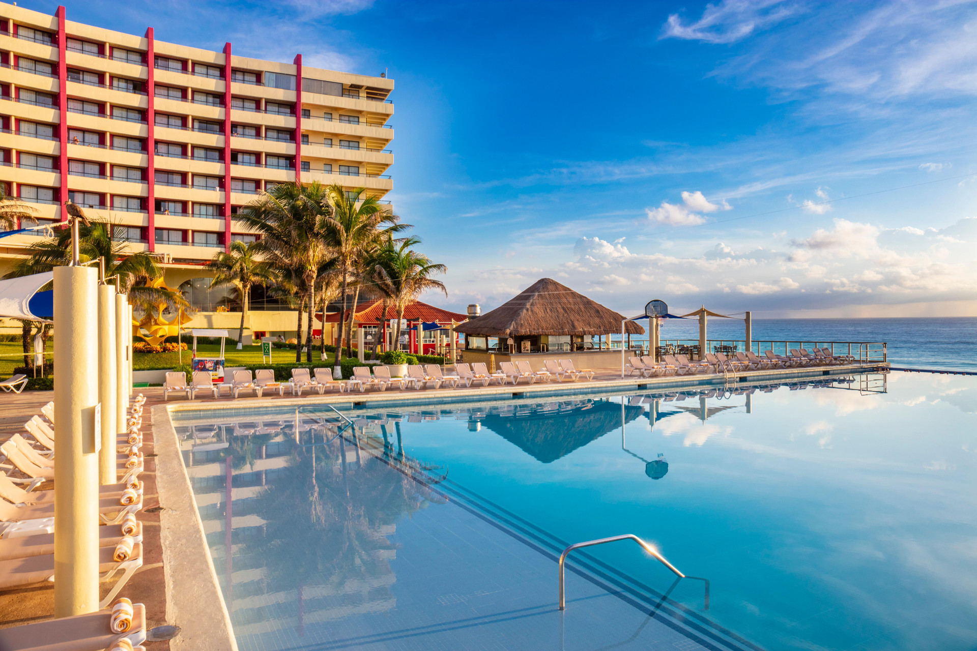 Vista Piscina Crown Paradise Club Cancún - All Inclusive