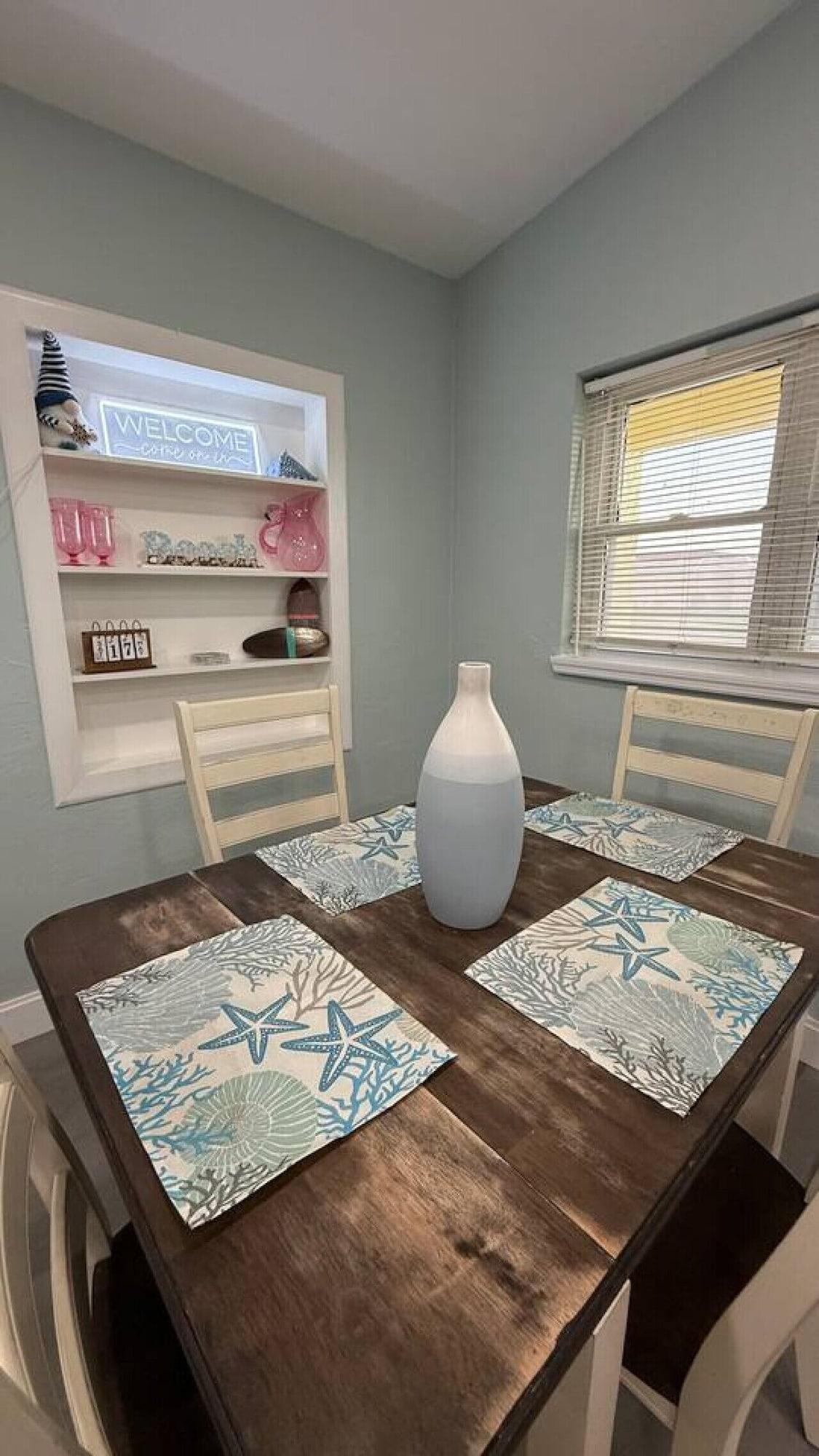 Restaurant 1 Bed Room Pool Steps to Beach