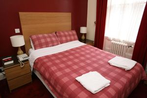 Alojamiento - Clifton Hotel