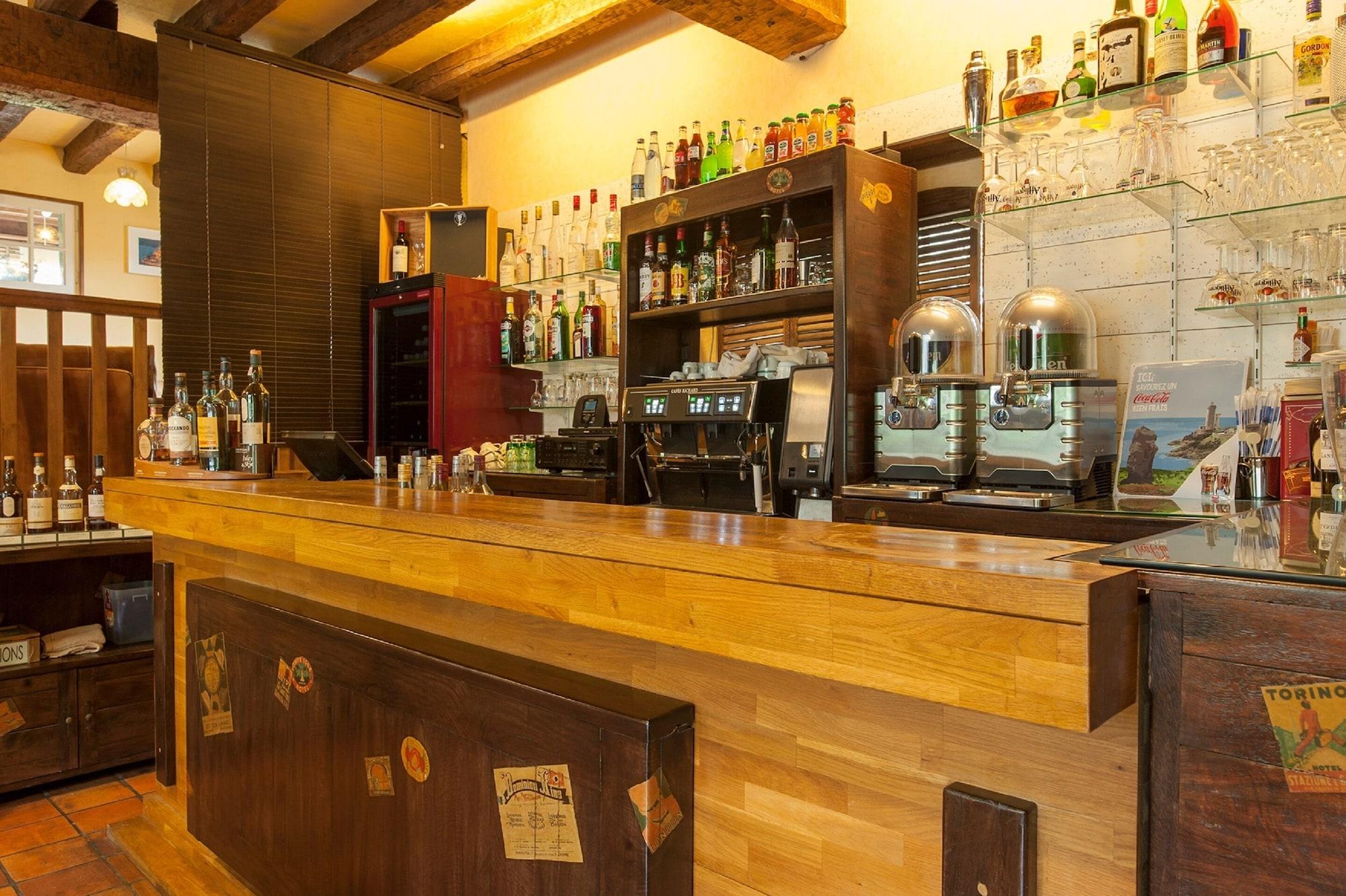 Bar/Salón Manoir de la Roche Torin, The Originals Relais
