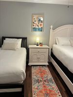 Alquiler Vacacional - 2-bedrooms 1-bath house in Lyons with WiFi, AC, and printer.