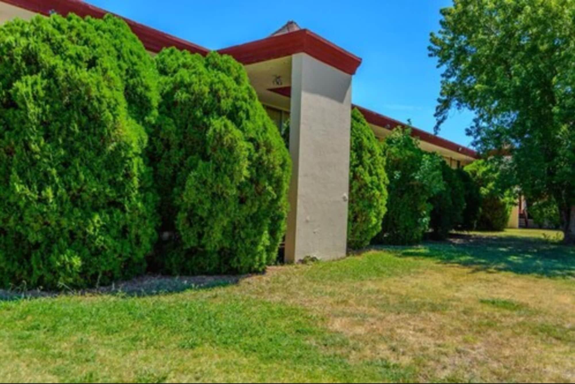 Vista Exterior Executive Inn Hotel & Conference Centre